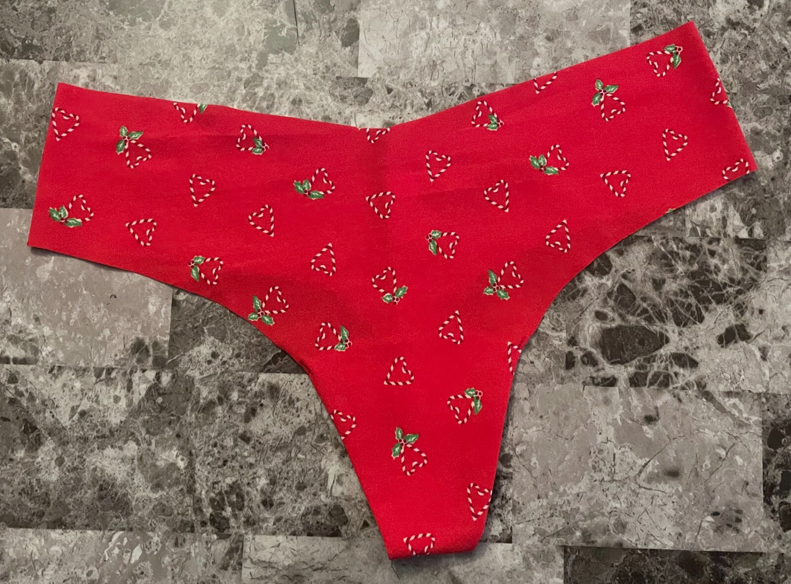 NWOT VICTORIA’S SECRET L RED GREEN HOLLY CANDY CANE HEART NO SHOW THONG PANTIES