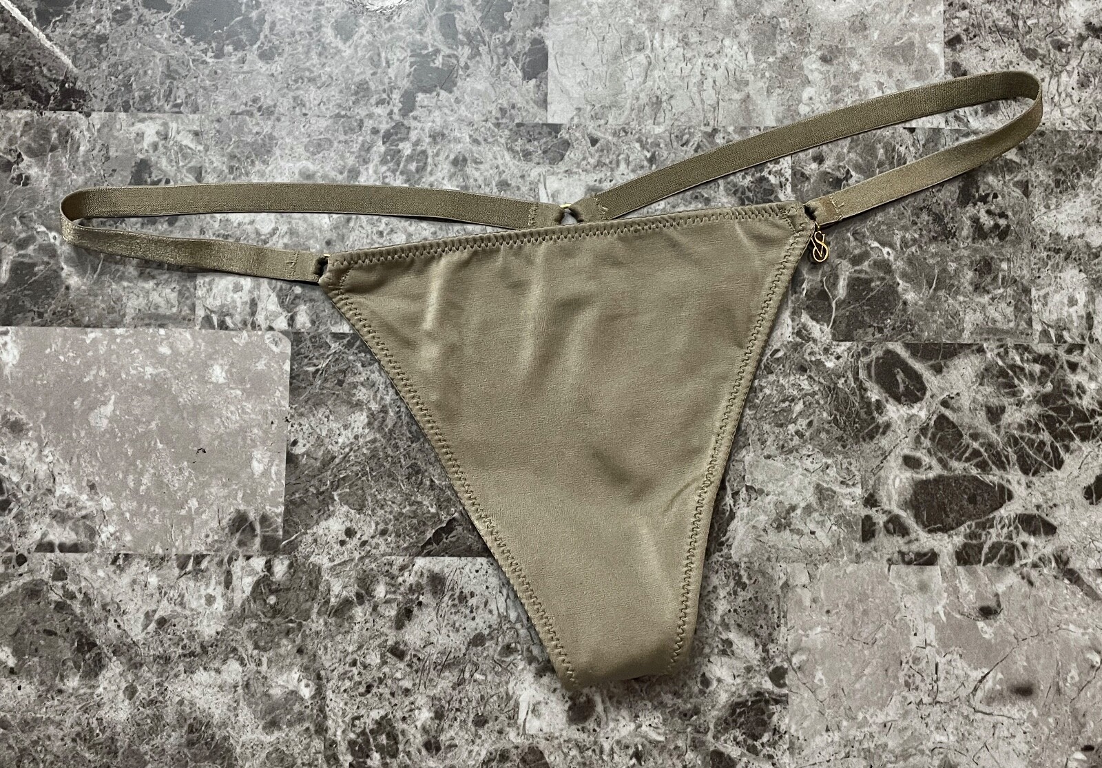 NWOT VICTORIA’S SECRET O/S TAUPE GOLD CHARM SMOOTH RARE VINTAGE V STRING PANTIES