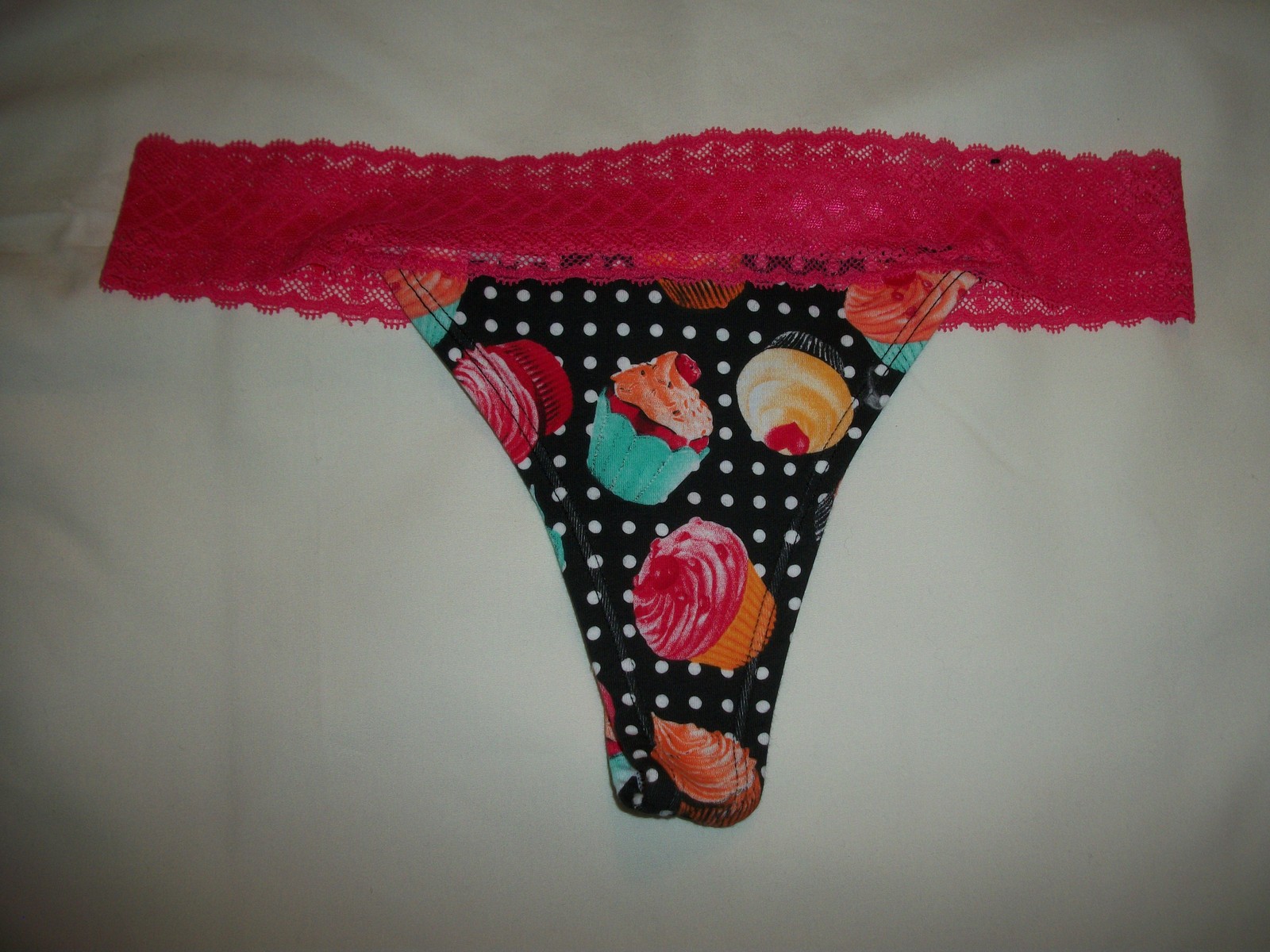 LADIES THONG BRIEF PANTY SIZE 6 / MEDIUM BY FLIRTITUDE CUPCAKE DESIGN NWOT