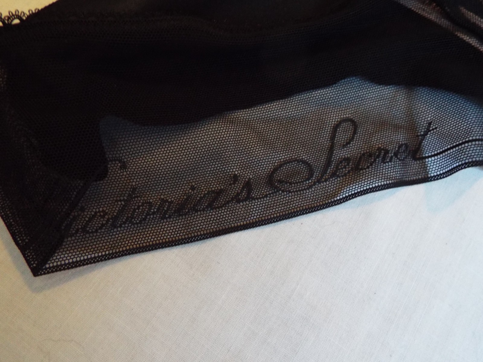 Victoria’s Secret Medium Black lace No Show Mesh Back Thong Panties NWT