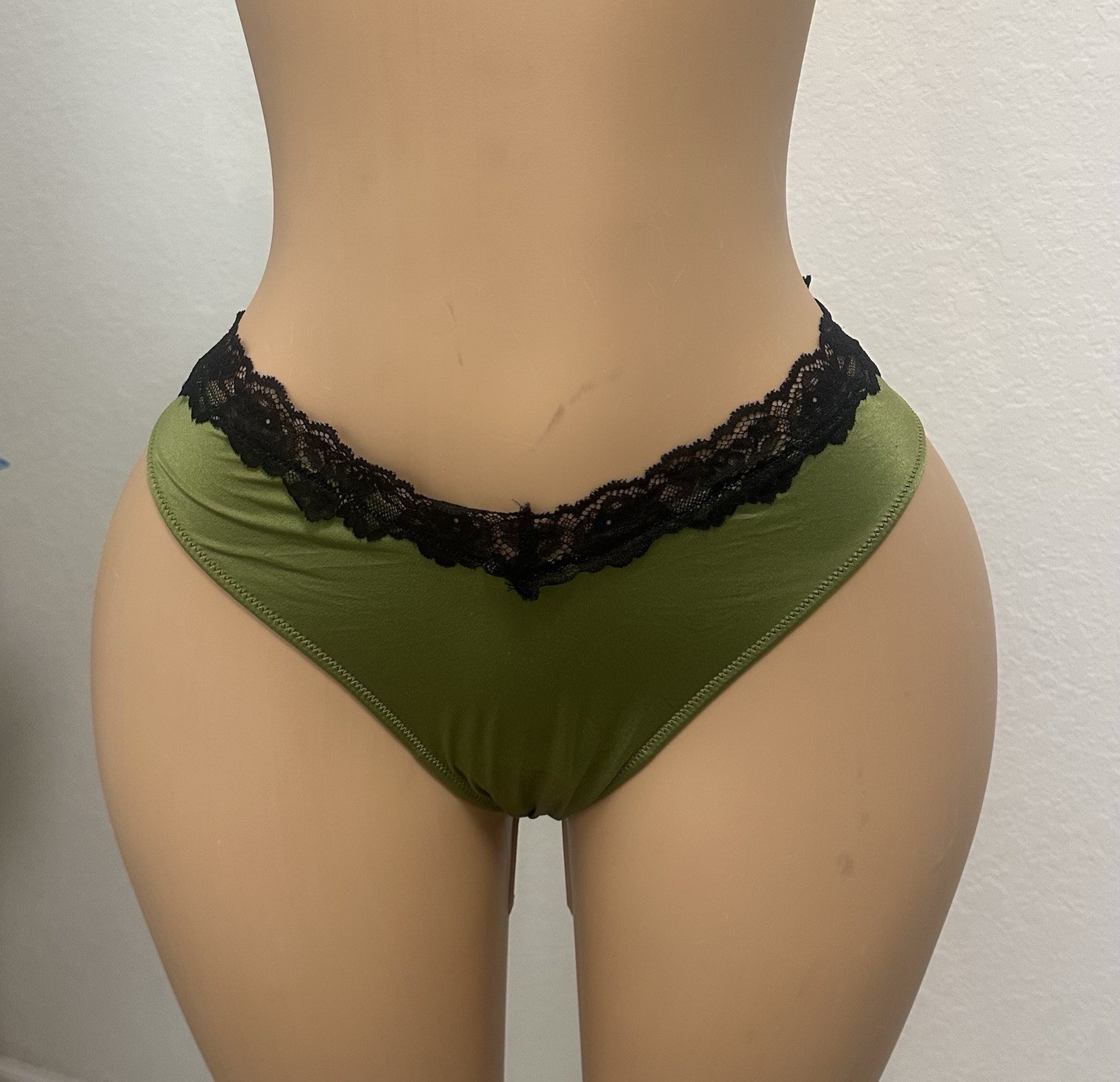 Victoria’s Secret Olive Green Black Lace Thong Panty XL/XG NWT