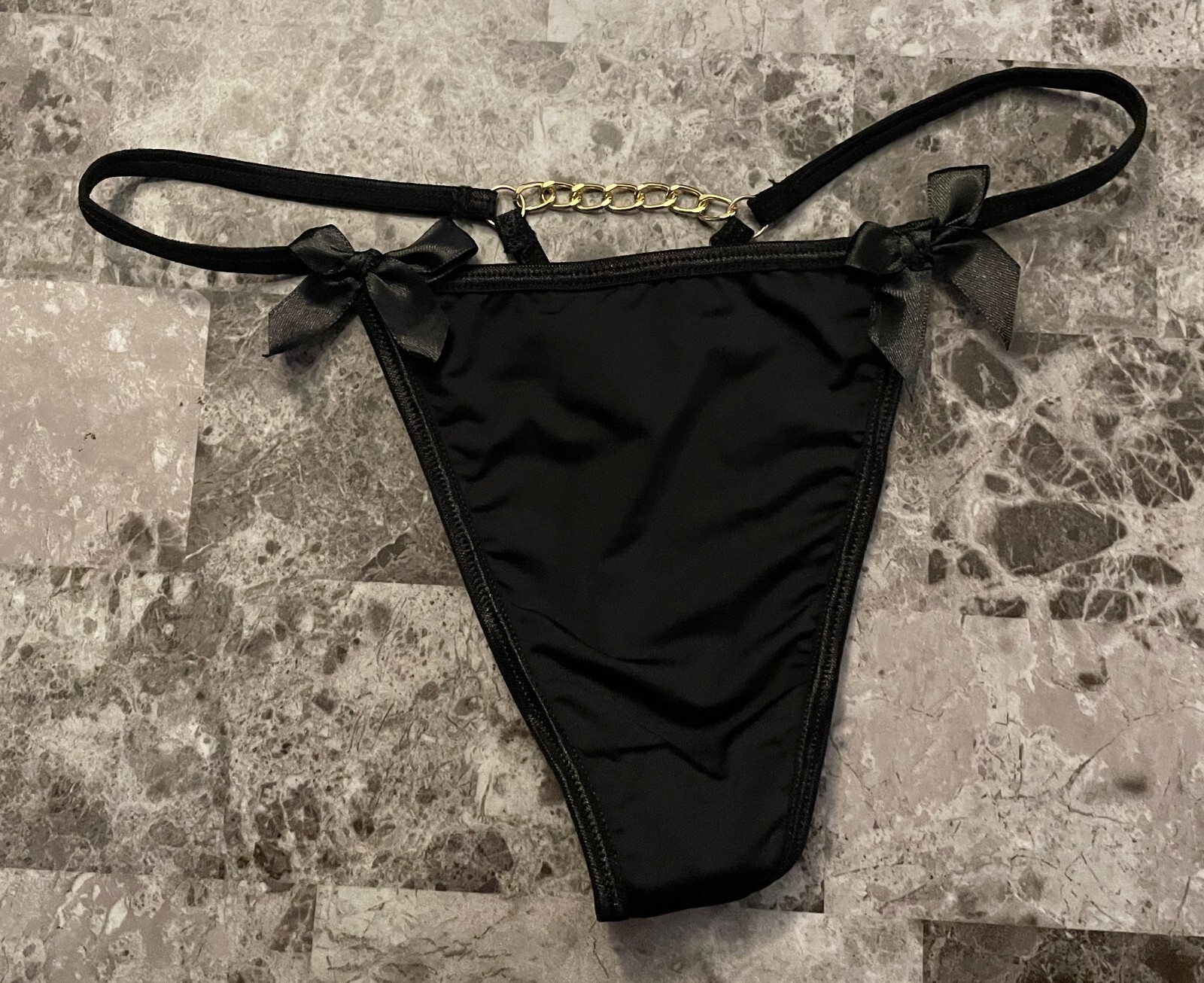 UNBRANDED SMALL BLACK SMOOTH GOLD CHAIN LINK BOW RARE V STRING PANTIES