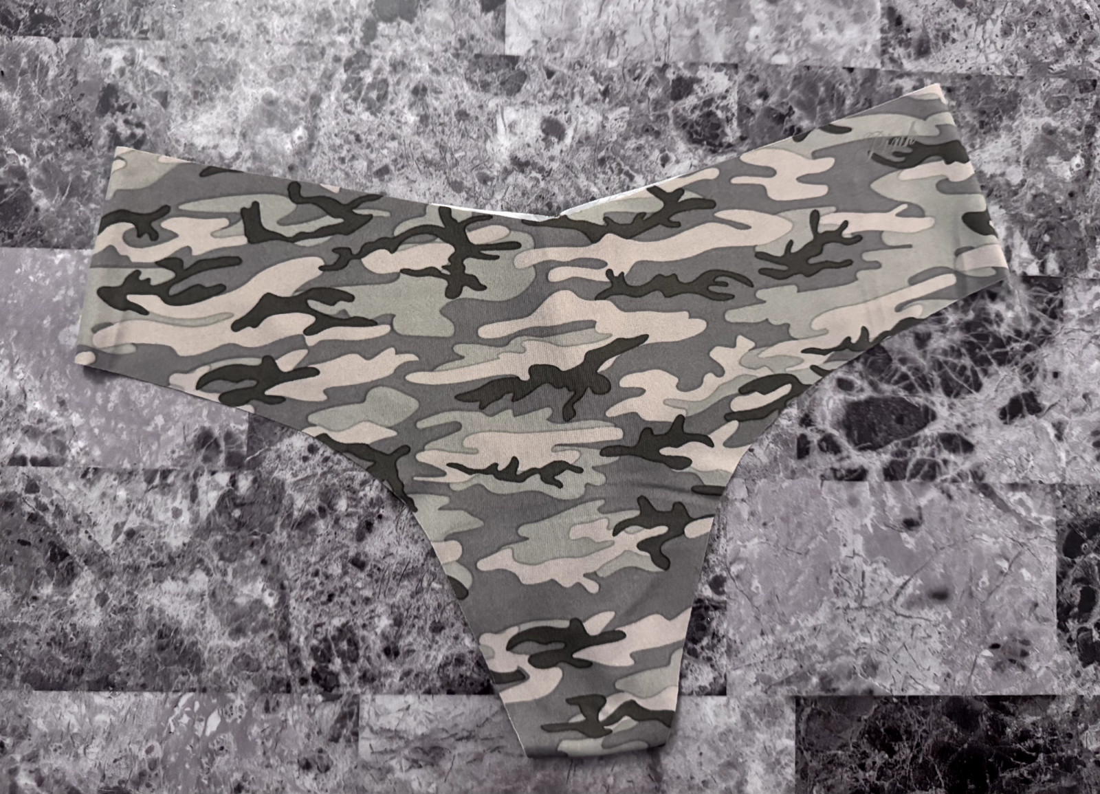 NWT VICTORIA’S SECRET PINK SMOOTH CAMOUFLAGE CAMO RAW EDGE NO SHOW THONG PANTIES