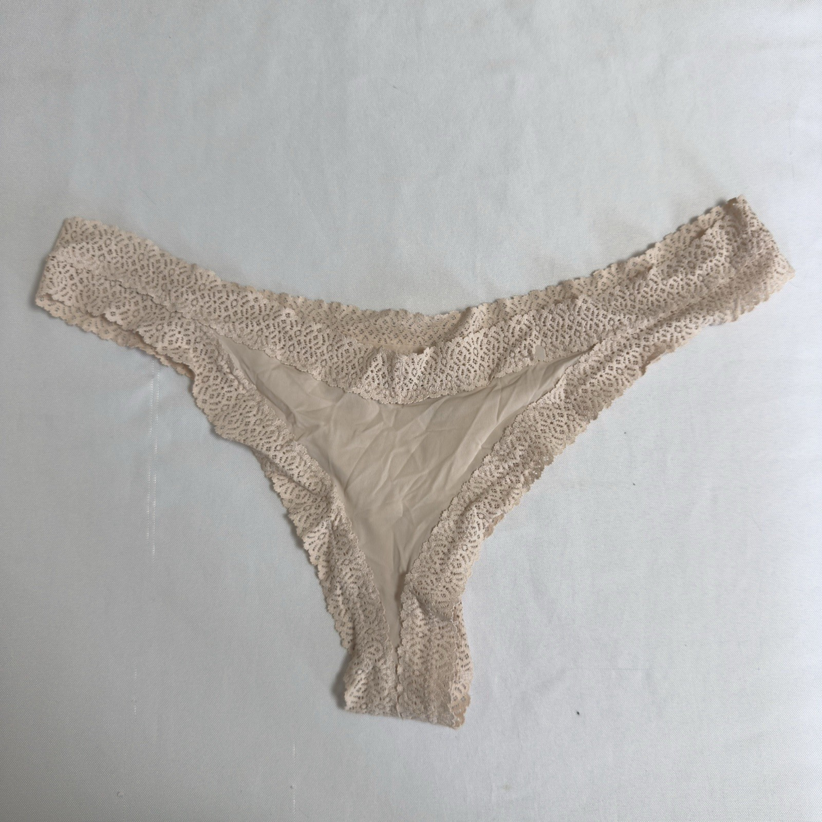 Maidenform Super Soft V-Back Thong 3 pair Women’s Large (7) Delicate Lace Trim