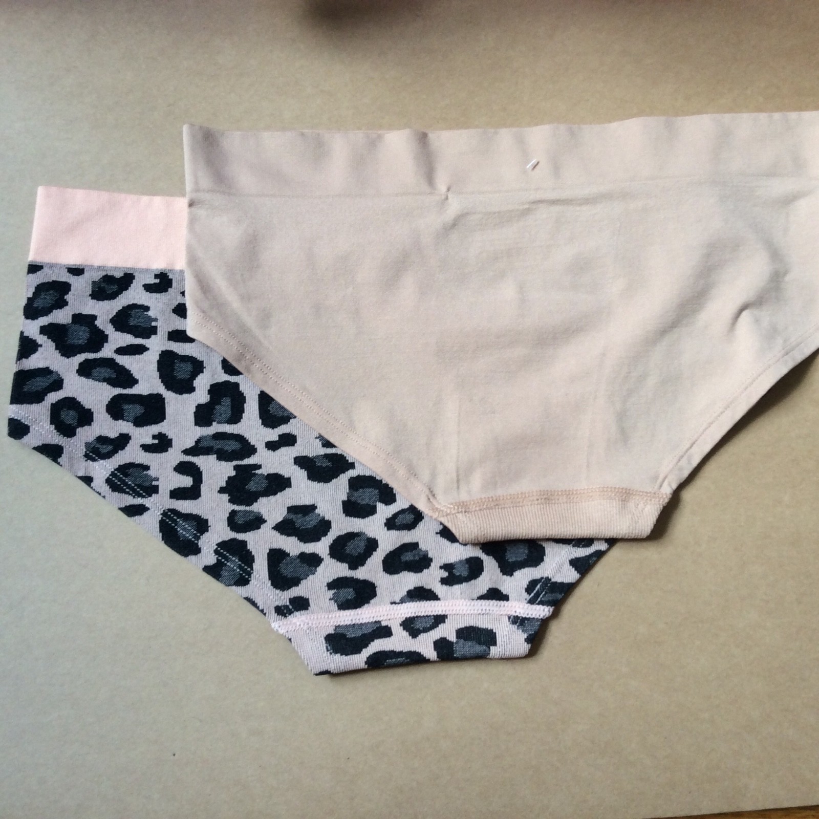 2 VICTORIA’S SECRET Seamless Hiphugger Hipster Panty Nude / leopard M