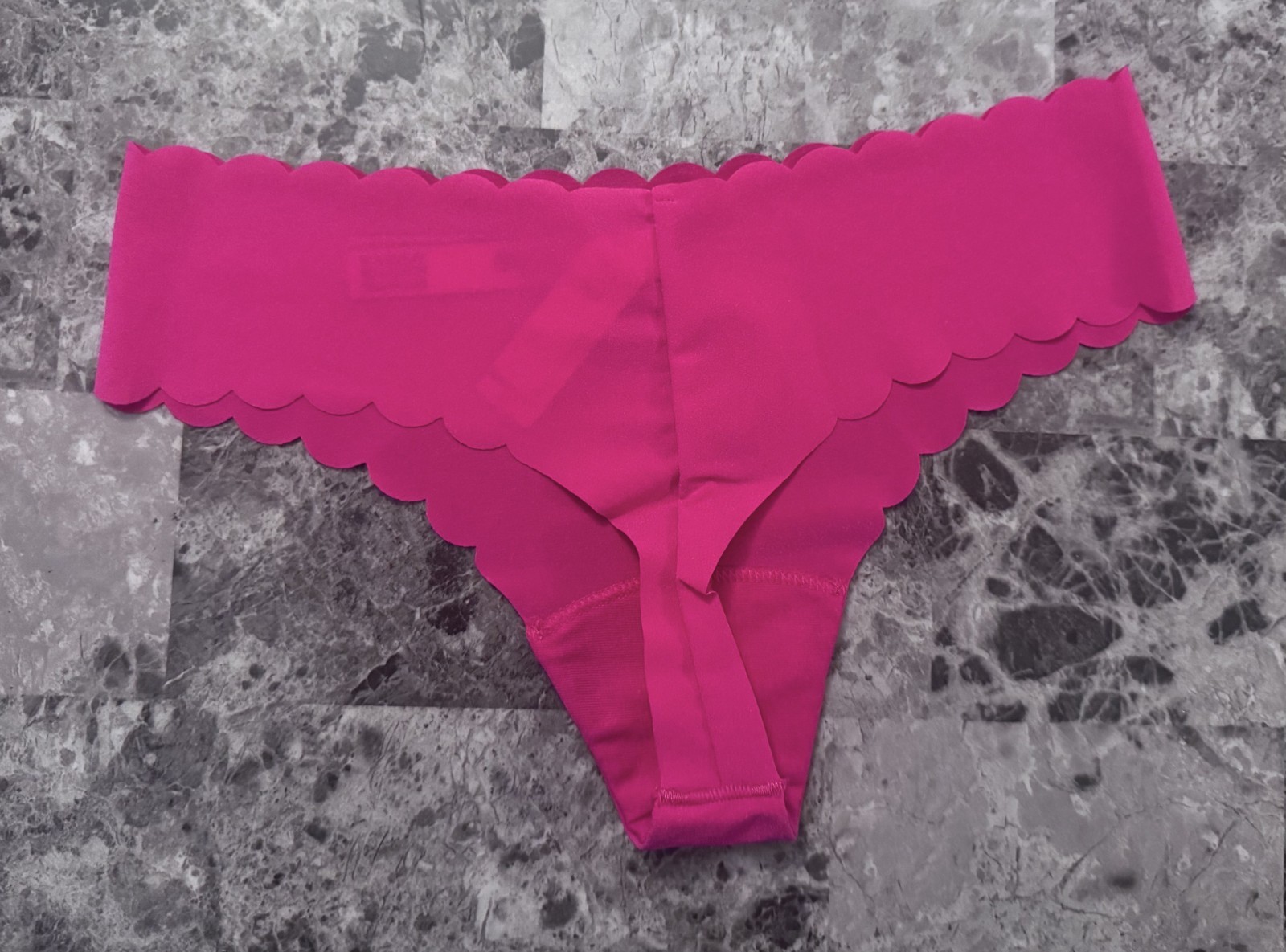 NWT VICTORIA’S SECRET XS PINK GOLD LOGO SCALLOP RAW EDGE NO SHOW THONG PANTIES