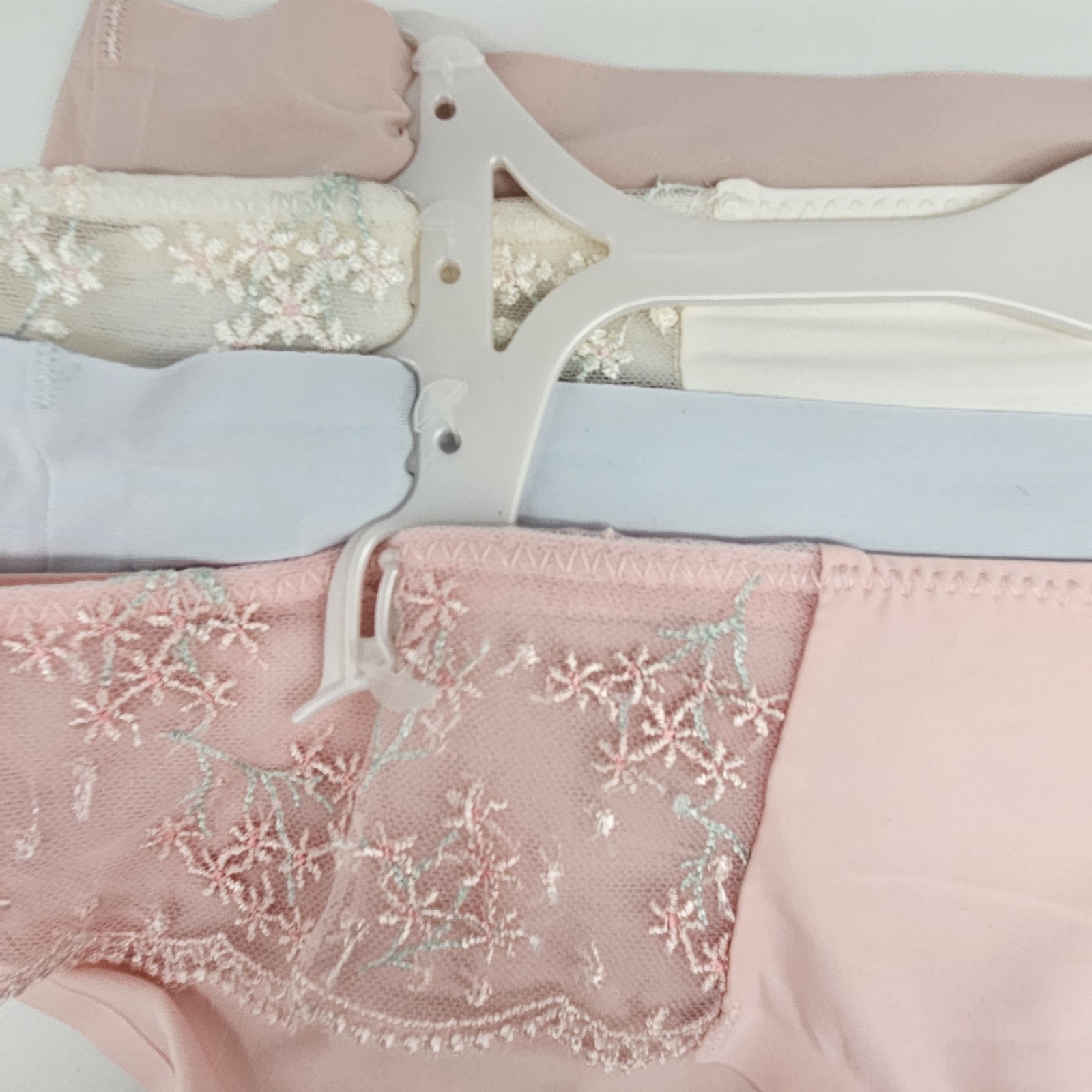 JESSICA SIMPSON 4 Pk Women’s M L Micro Lace Bikini Panties Beige Cream Blue Pink
