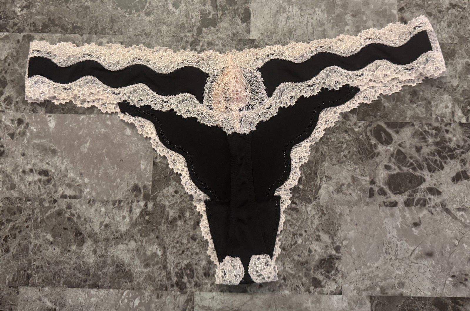 NWT VICTORIA’S SECRET DREAM ANGELS LARGE BLACK SMOOTH LACE RARE THONG PANTIES