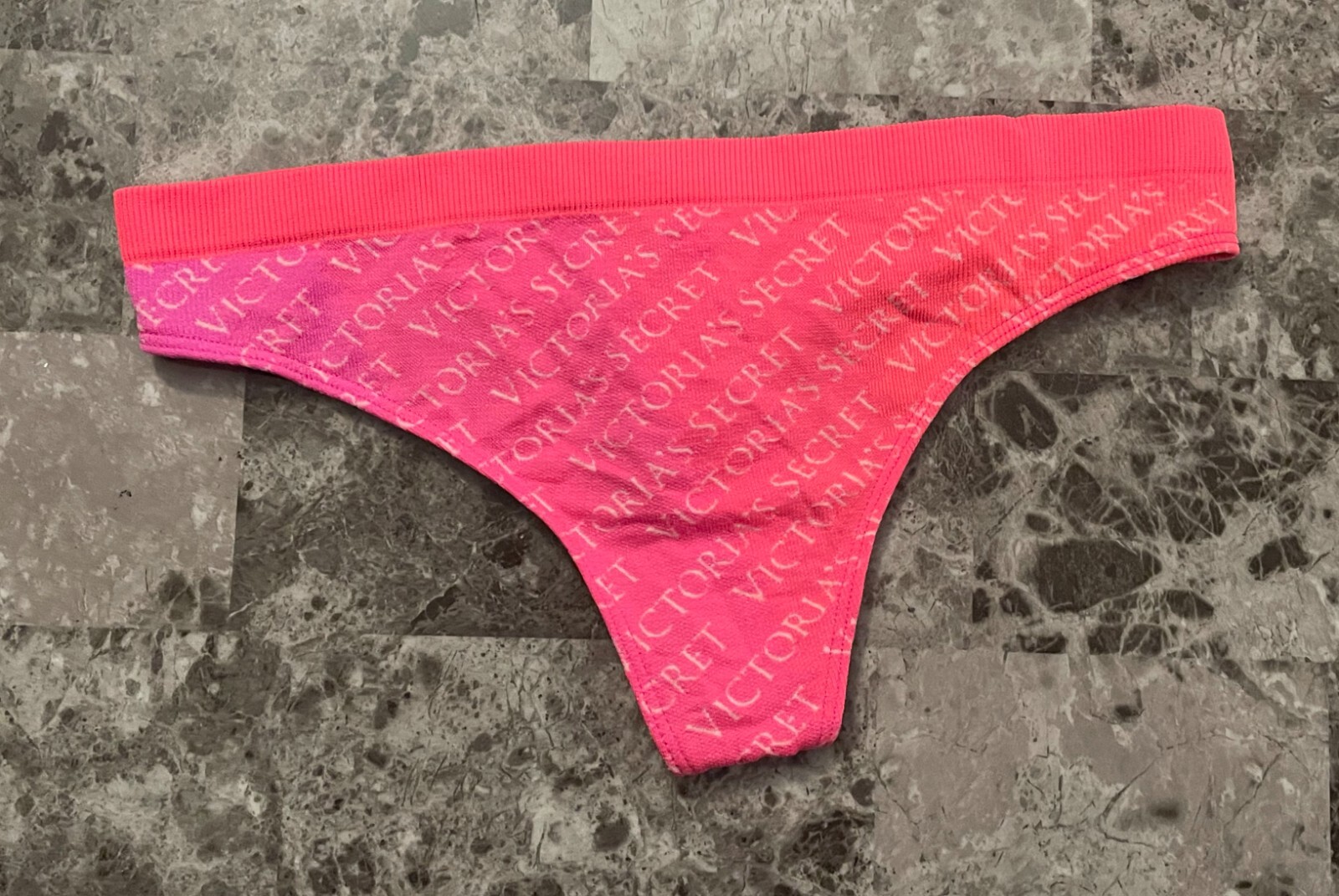 NWT VICTORIA’S SECRET PINK ORANGE CORAL OMBRE SUNSET LOGO SEAMLESS THONG PANTIES