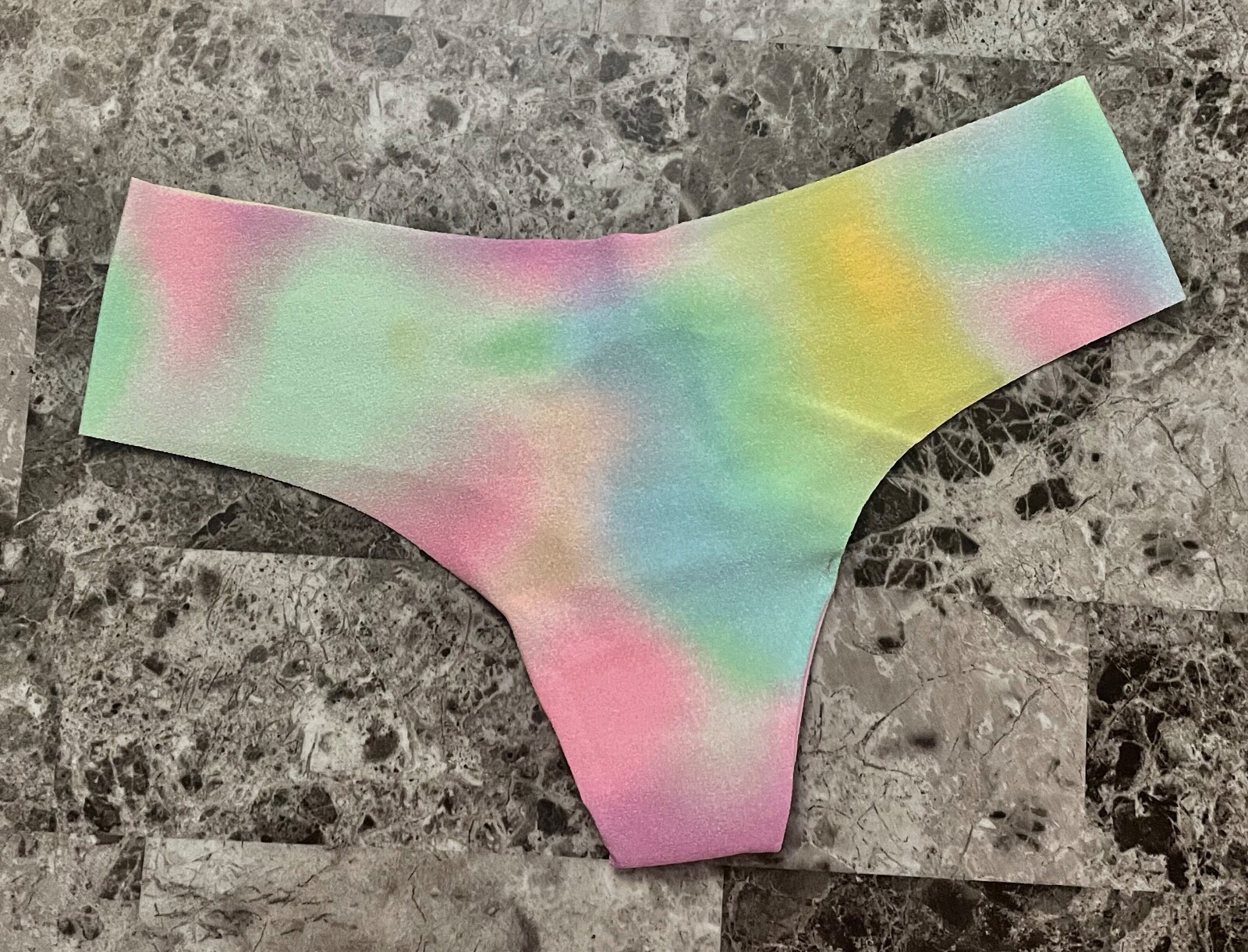 NWT VICTORIA’S SECRET PINK GREEN BLUE YELLOW OMBRE NO SHOW THONG PANTIES