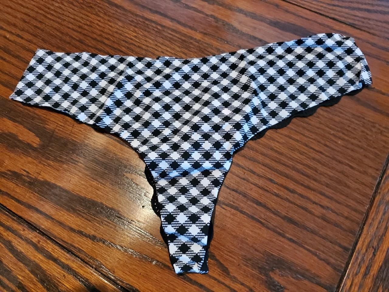 NWT Victoria’s Secret PINK LACE BACK THONG PANTIES POLYAMIDE ELASTANE 394039 L