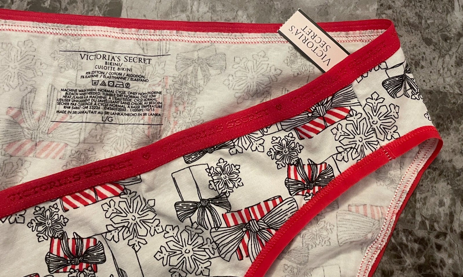 NWT VICTORIA’S SECRET LARGE RED WHITE PRESENTS SNOWFLAKE RARE BIKINI PANTIES