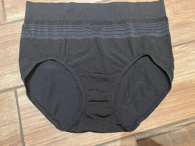NWOT Warners Medium No Pinching No Problem Dig-Free Brief RS1501P Black