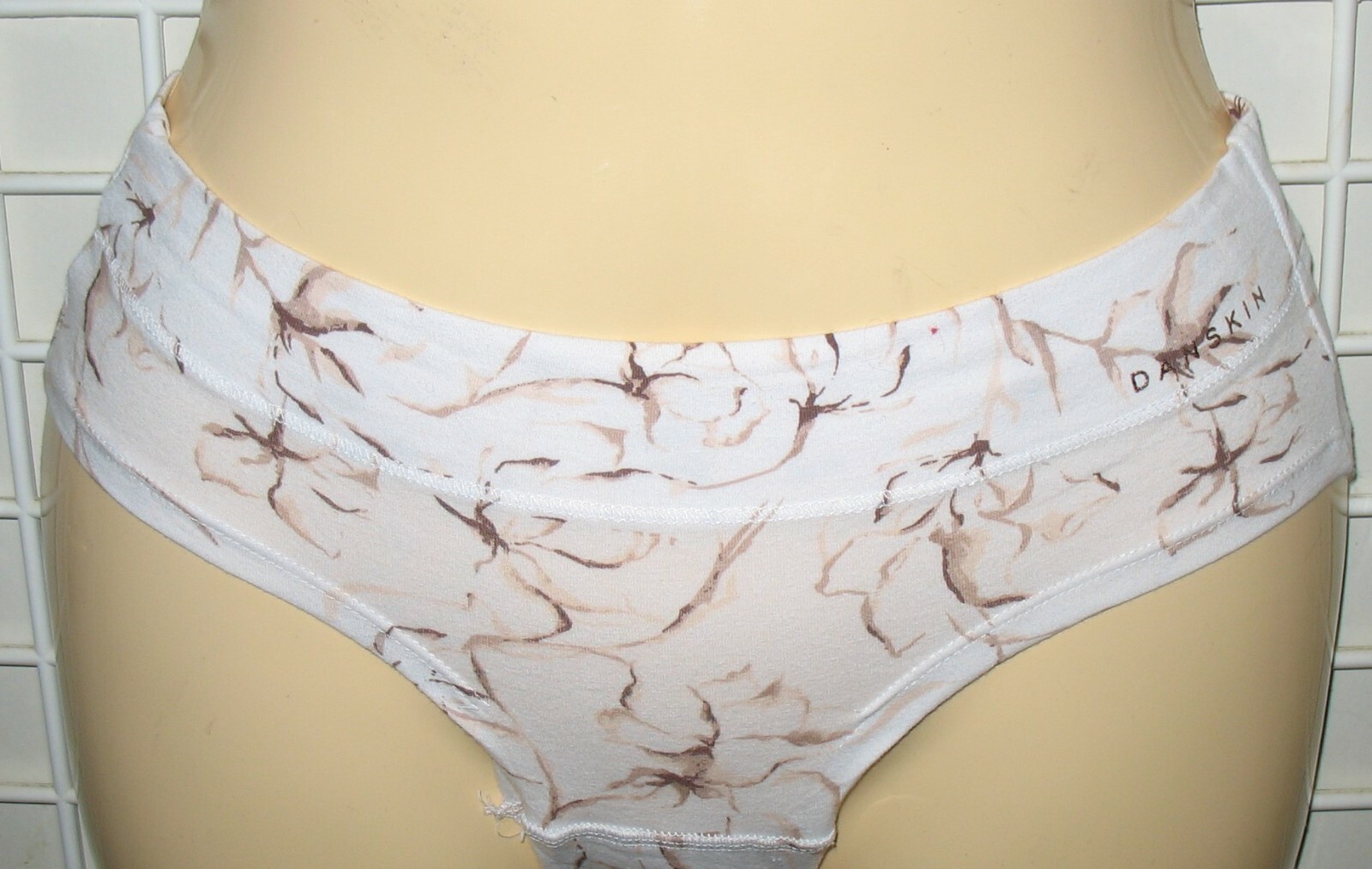 DANSKIN INTIMATES – NEW – SMALL – BEIGE / WHITE COTTON STRETCH PANTY