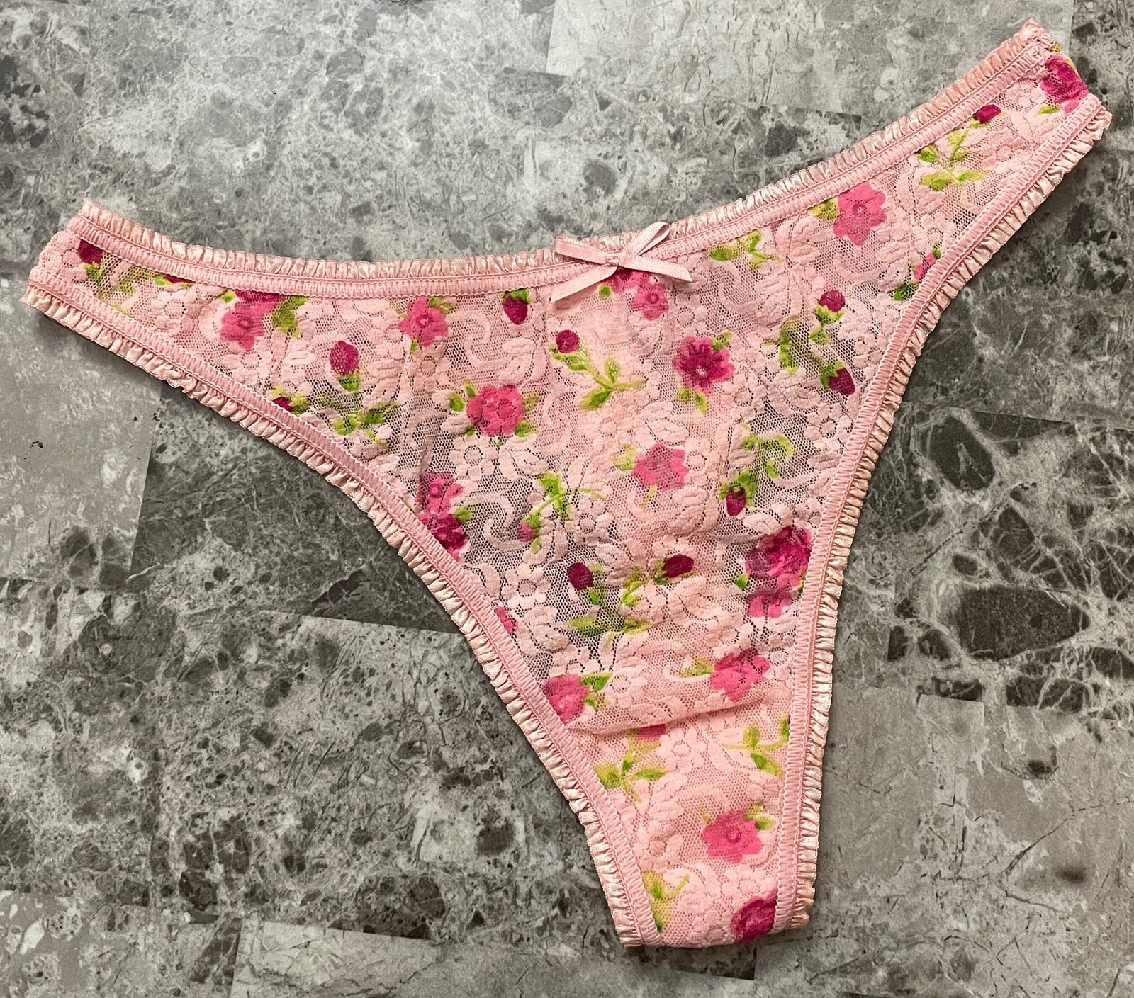 VICTORIA’S SECRET M PINK FLORAL PLEATED RUFFLE LACE RARE VINTAGE THONG PANTIES