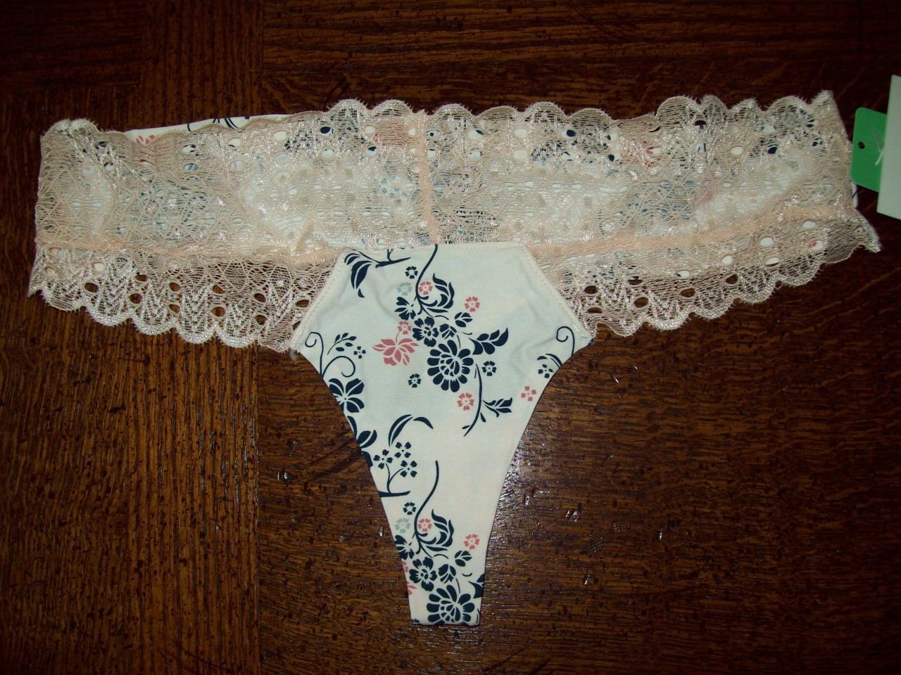 NWT HONEYDEW THONG PANTIES SKINZ MICRO/LACE NYLON /SPANDEX 85234 ENG FLORAL L
