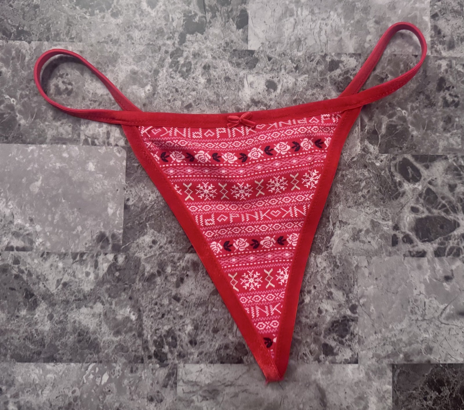 NWT VICTORIA’S SECRET PINK MEDIUM RED FAIR ISLE VELVET TRIM BOW V STRING PANTIES