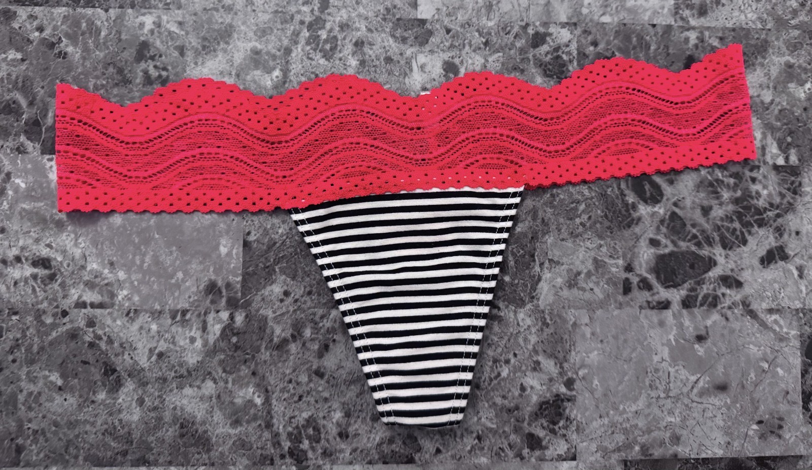 VICTORIA’S SECRET PINK S BLACK WHITE STRIPE RED SCALLOP LACE RARE THONG PANTIES