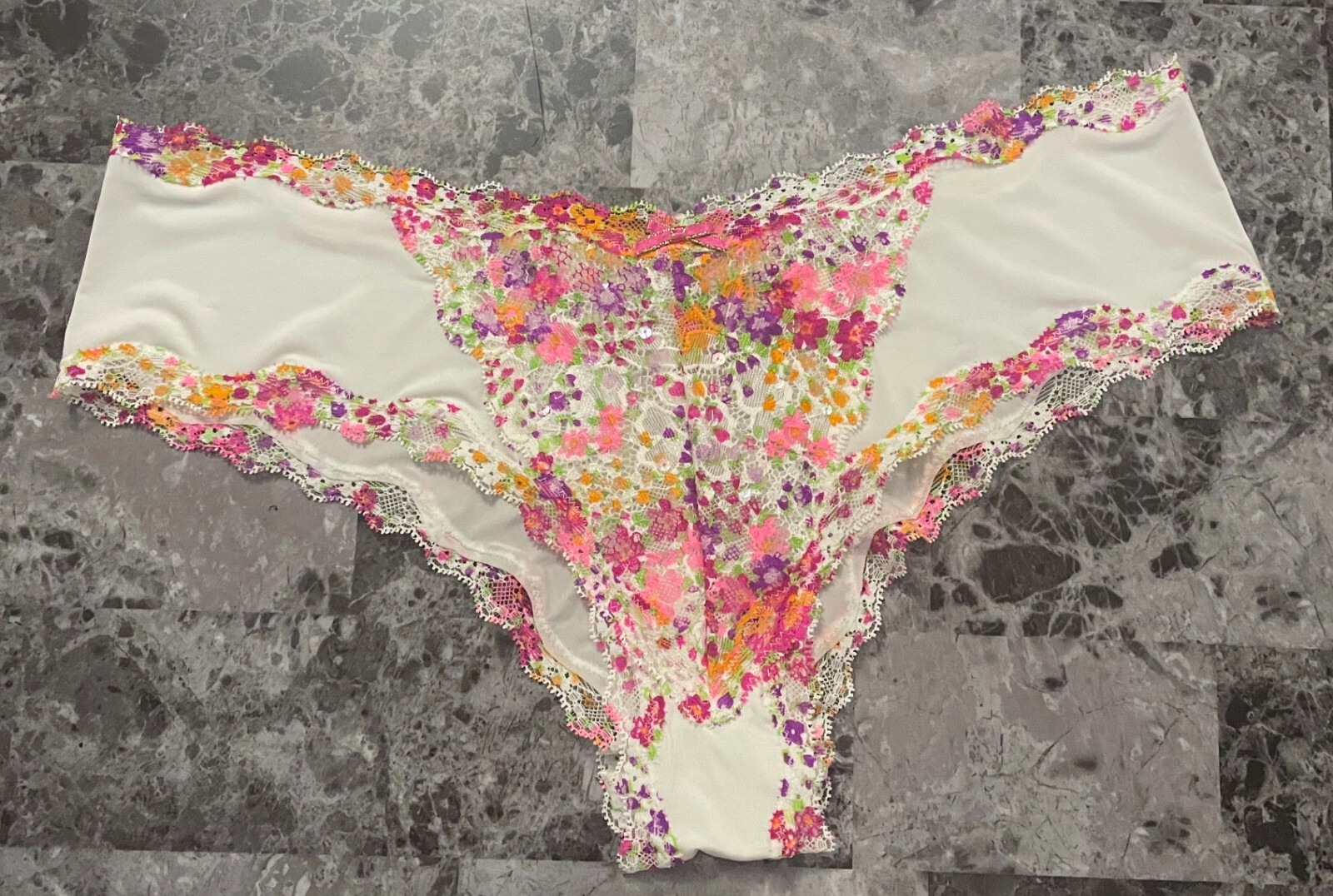 VICTORIA’S SECRET DREAM ANGELS L SMOOTH SEQUIN FLORAL LACE RARE CHEEKY PANTIES
