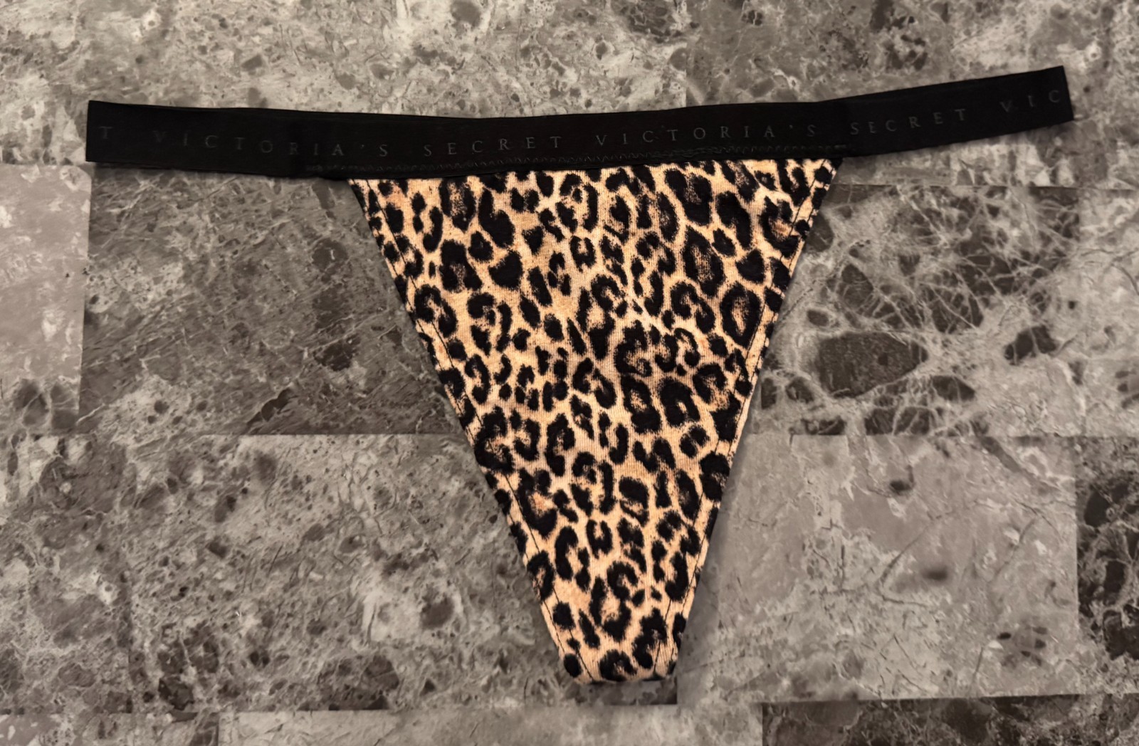 NWT VICTORIA’S SECRET LEOPARD CHEETAH LOGO LIGHTWEIGHT BAND V STRING PANTIES
