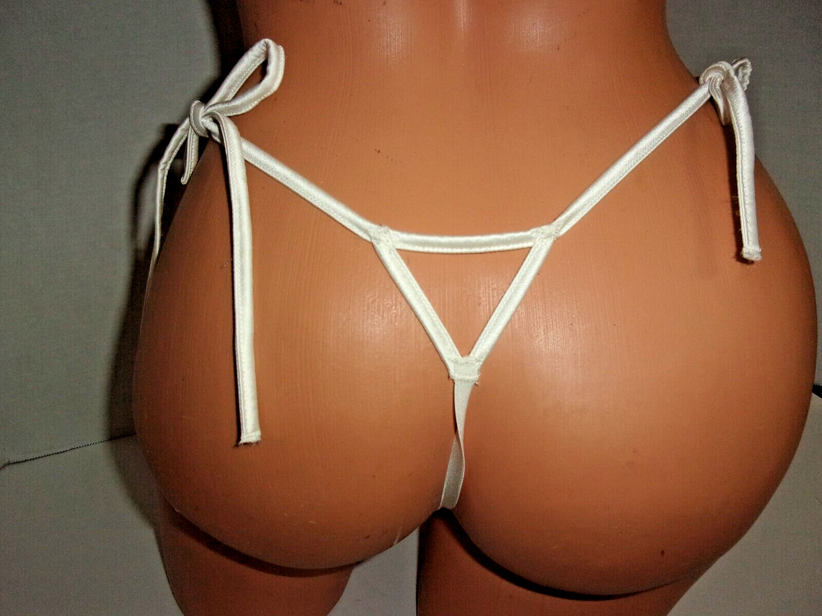 Victoria’s Secret Dream Angels White Sequin Floral Applique V-String M