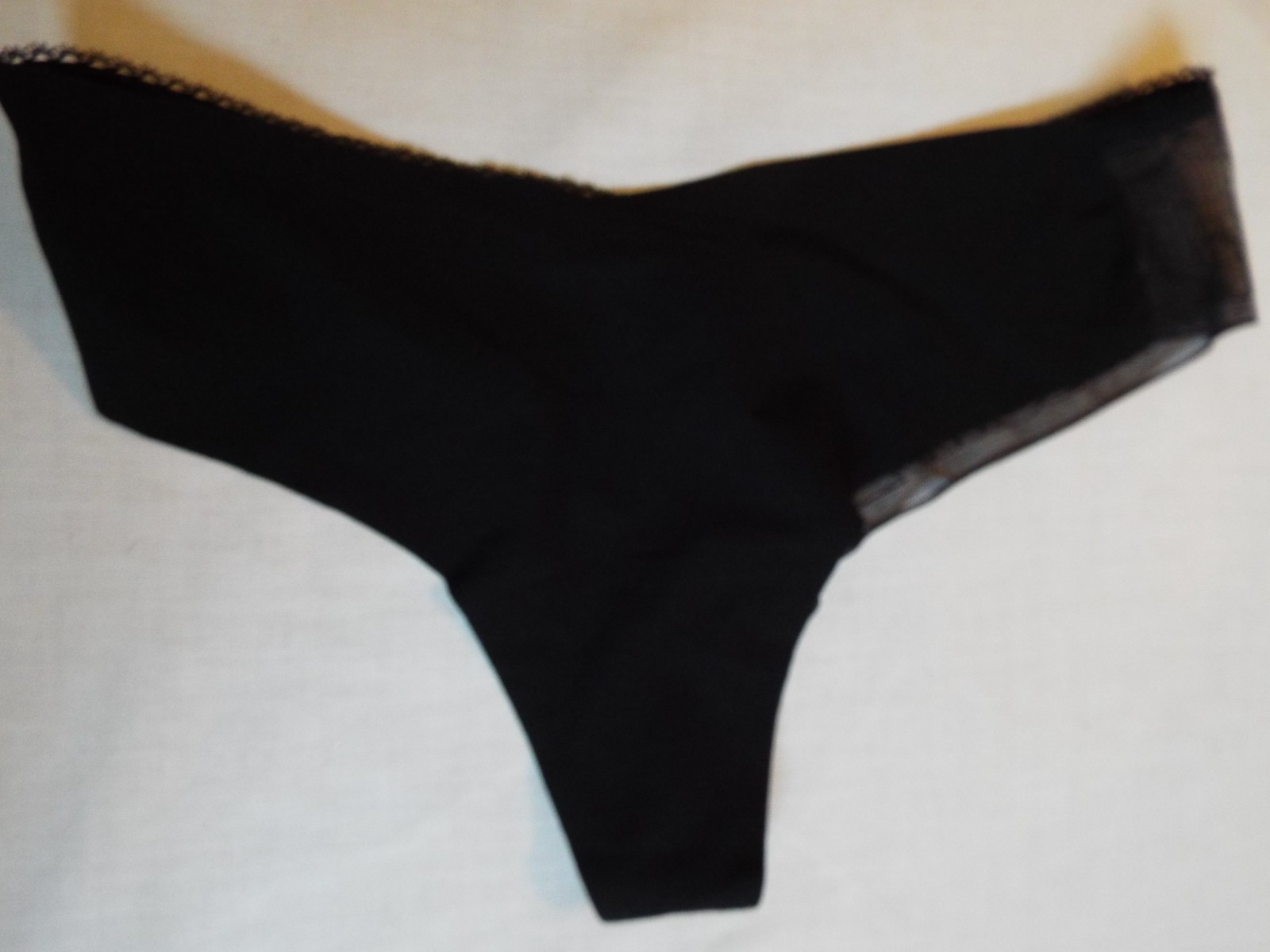 Victoria’s Secret Medium Black lace No Show Mesh Back Thong Panties NWT