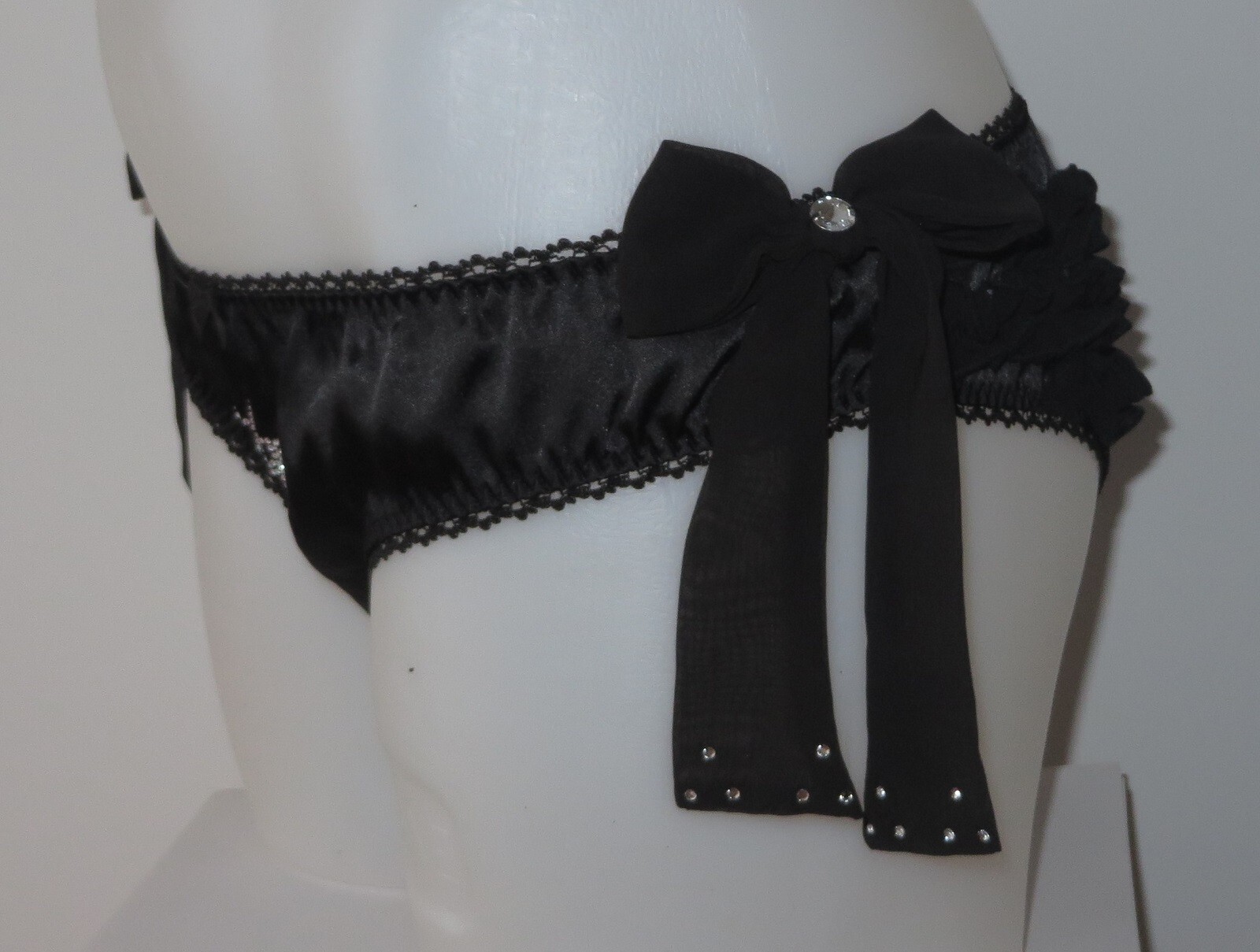 NEW VICTORIA’S SECRET ANGEL BLACK RUFFLED CRYSTAL LOW RISE BIKINI PANTY