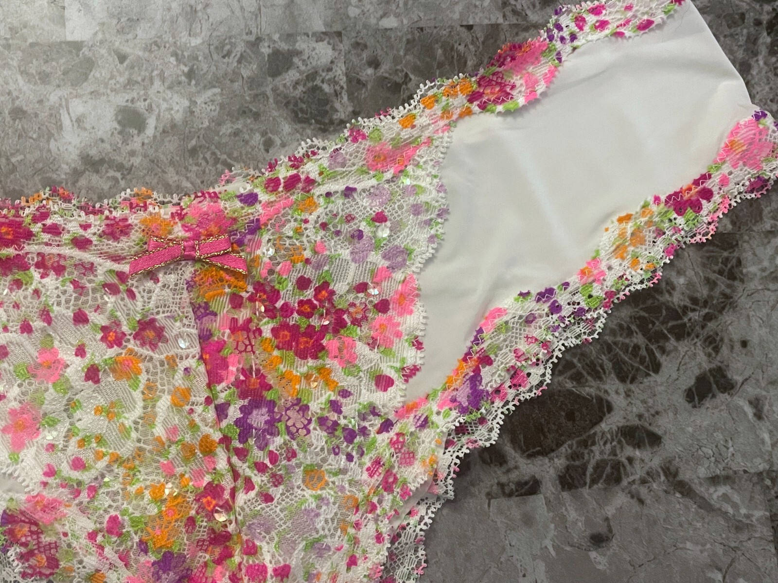 VICTORIA’S SECRET DREAM ANGELS M SMOOTH SEQUIN FLORAL LACE RARE CHEEKY PANTIES