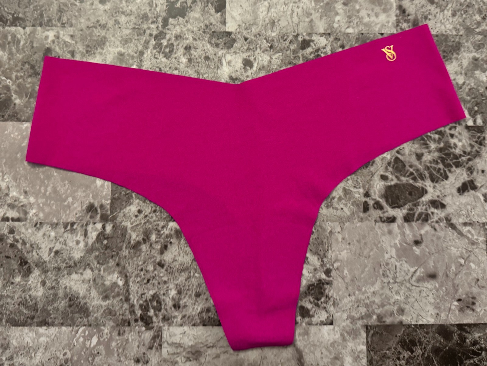 NWOT VICTORIA’S SECRET M BRIGHT PINK GOLD VS LOGO RAW EDGE NO SHOW THONG PANTIES