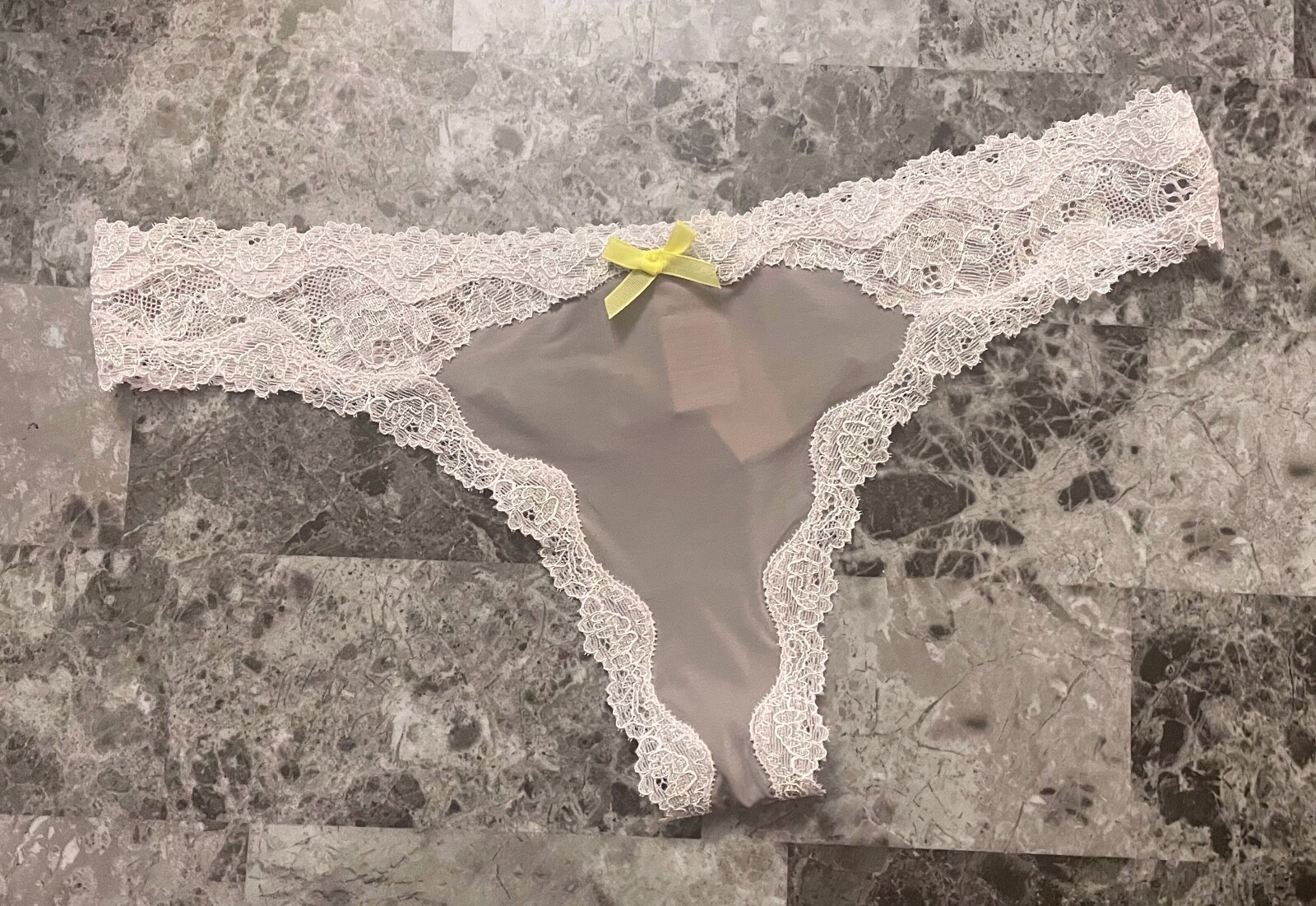 NWT VICTORIA’S SECRET DREAM ANGELS S SMOOTH PINK SHINE LACE RARE THONG PANTIES
