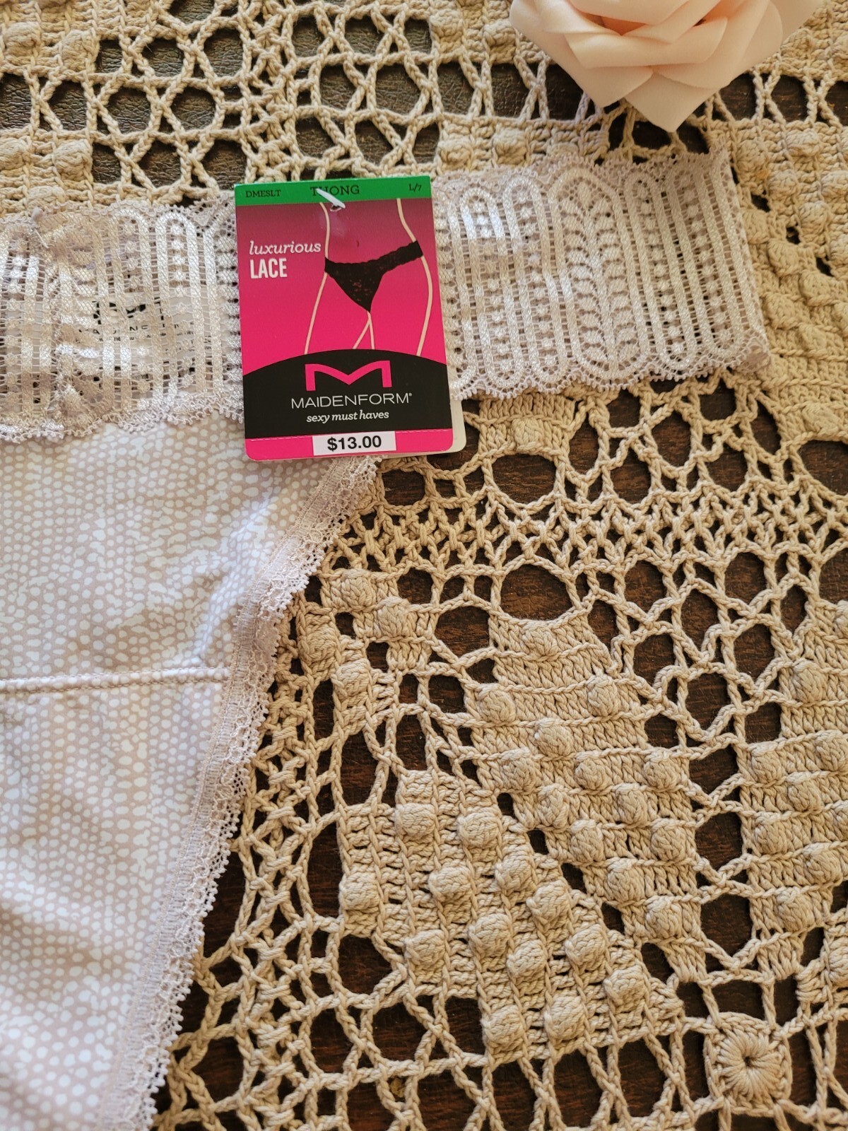 MAIDENFORM LUXURIOUS LACE THONGS #DMESLT -7/L BEIGE/IVORY nwt