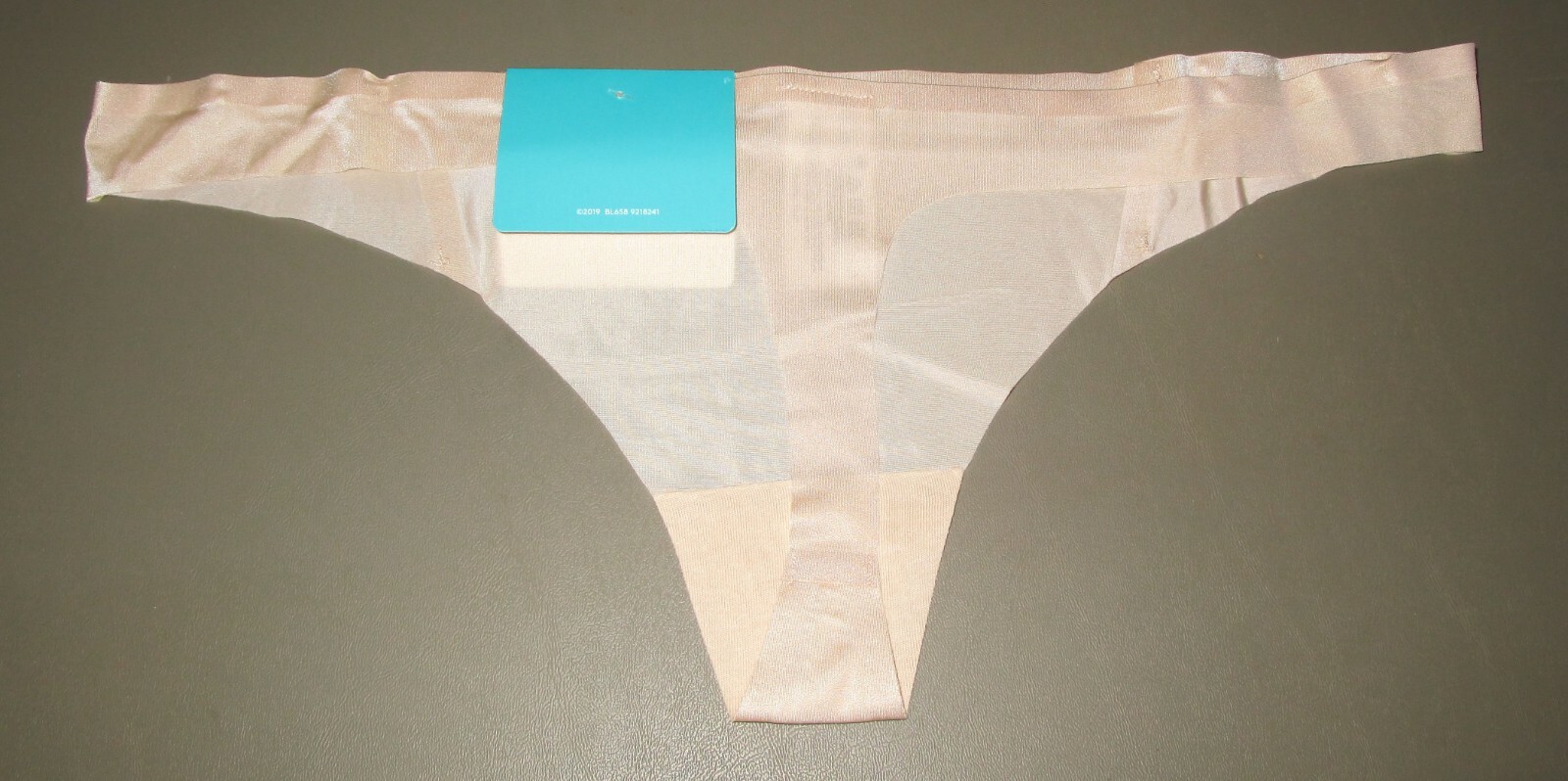 VANITY FAIR~L 7~9218241~Damask Neutral Nearly Invisible Thong Panty