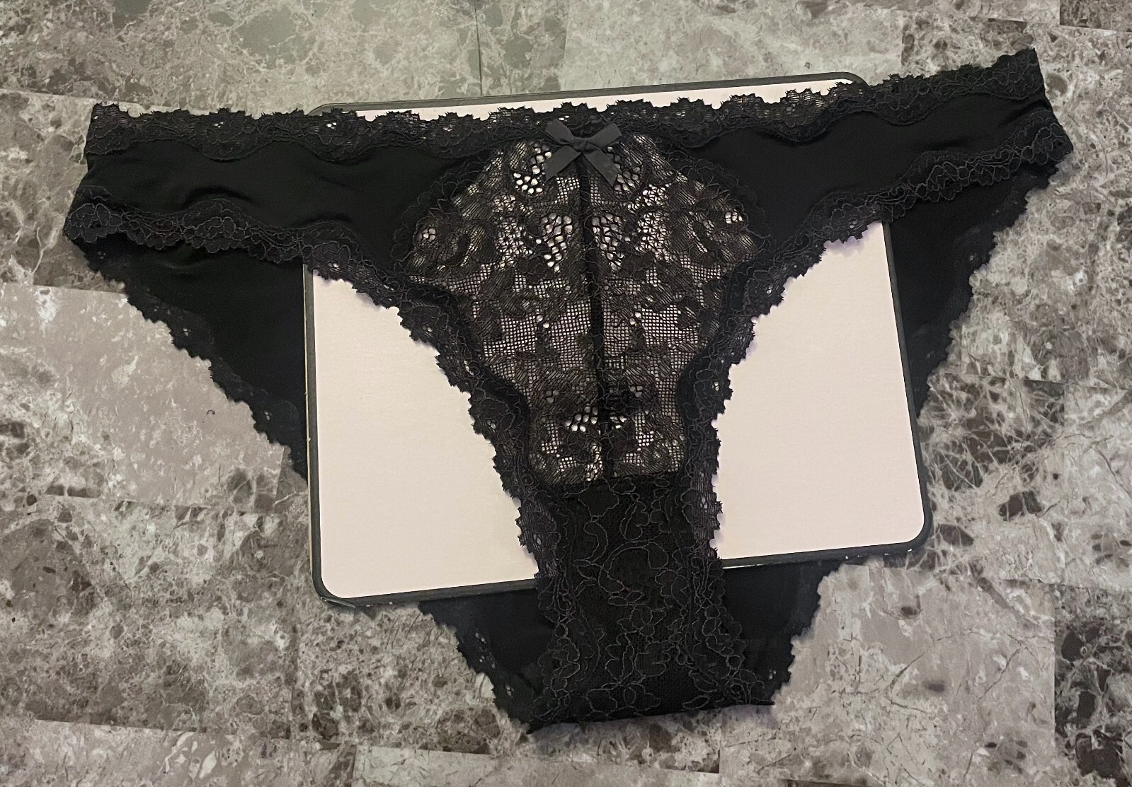 VICTORIA’S SECRET DREAM ANGELS L BLACK SMOOTH FLORAL LACE RARE CHEEKINI PANTIES