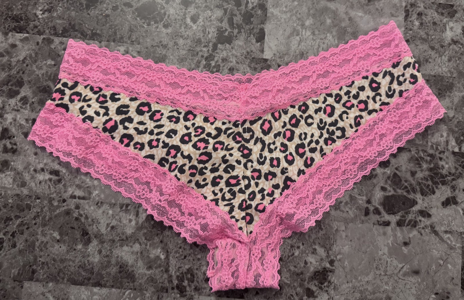 NWOT VICTORIA’S SECRET MEDIUM PINK LEOPARD CHEETAH LACE RARE CHEEKY PANTIES