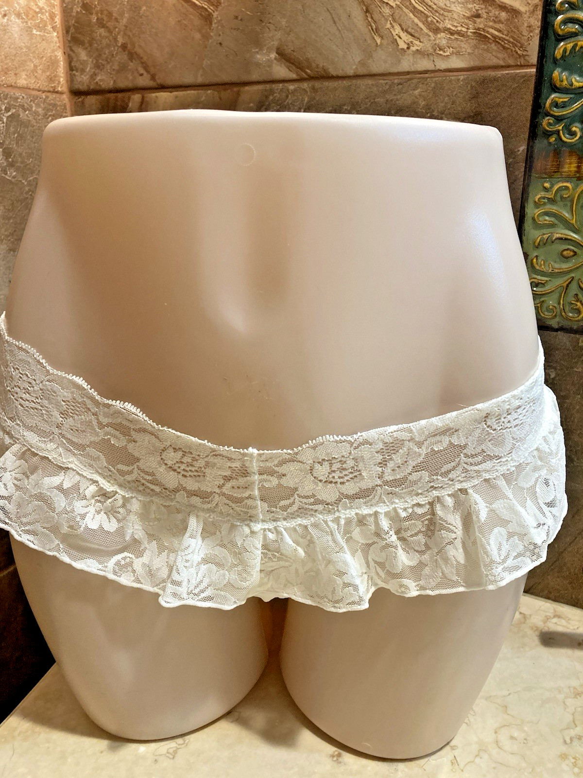 Vintage Victoria’s Secret retch lace n Ruffle Bikini Panty XS/SMALL NWT