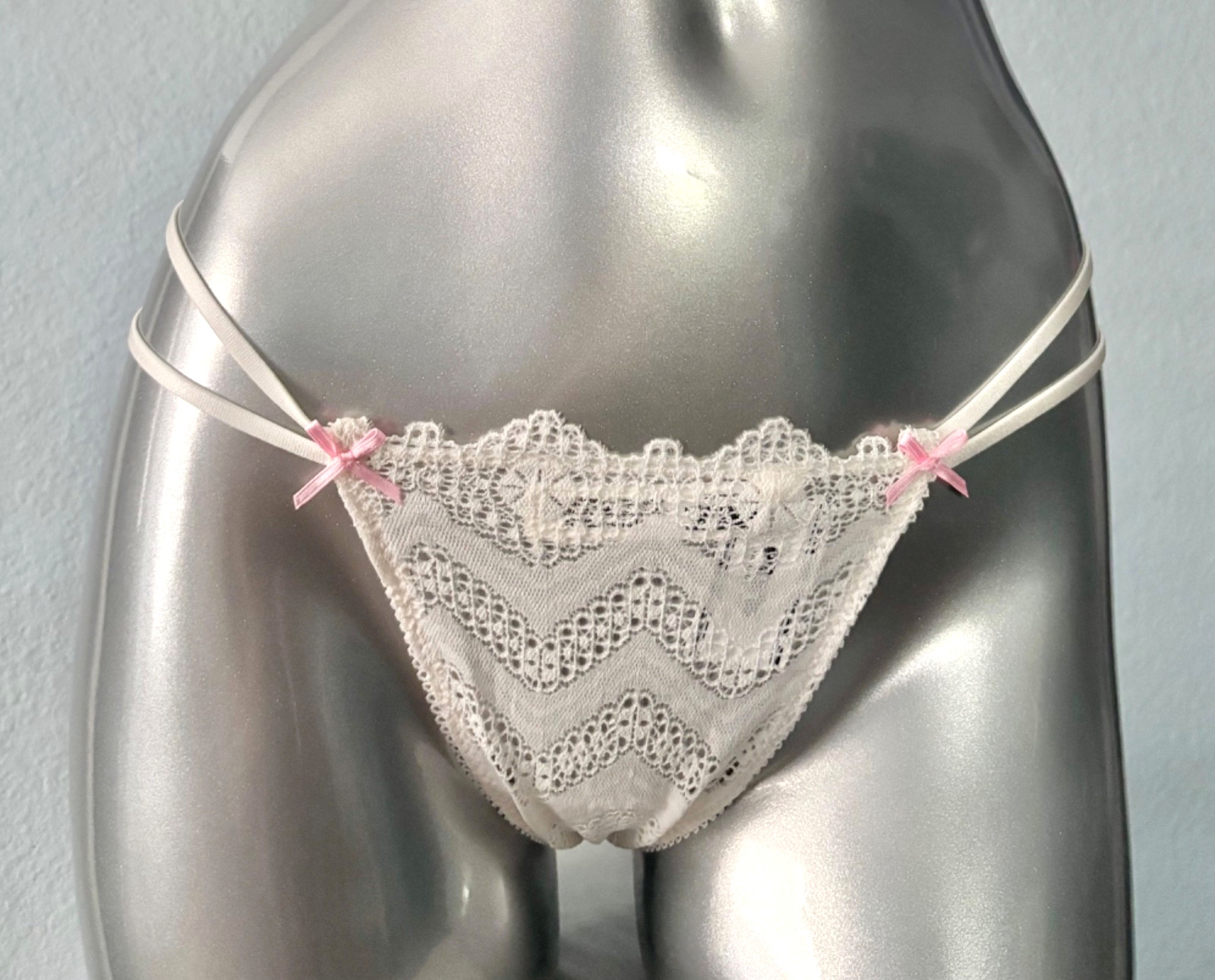 PINK Victoria’s Secret V String Panty Strappy Crochet Lace Coconut White Nwt