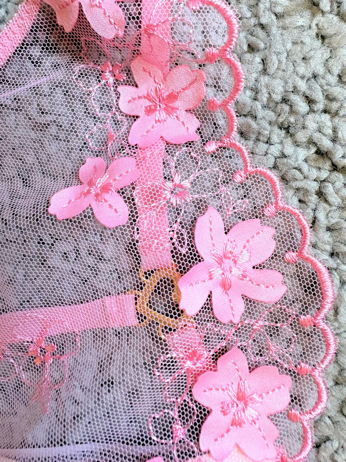 NWT VICTORIA’S SECRET MESH PETALS BLING HEART DREAM ANGELS V-STRING PANTY – XL
