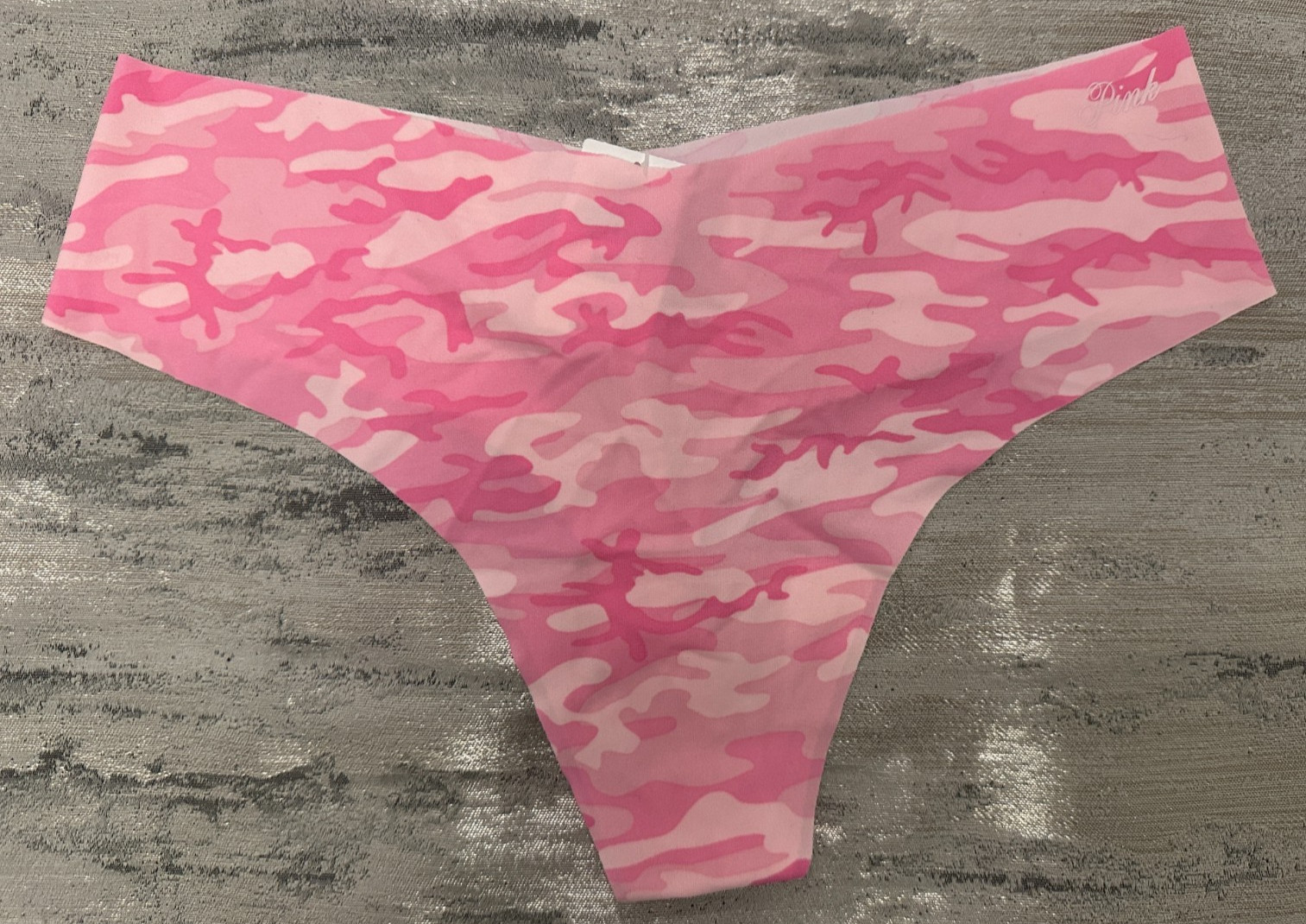 NWT Victoria’s Secret Pink No Show Low Rise Thong Panty Coconut Pink Camo Small