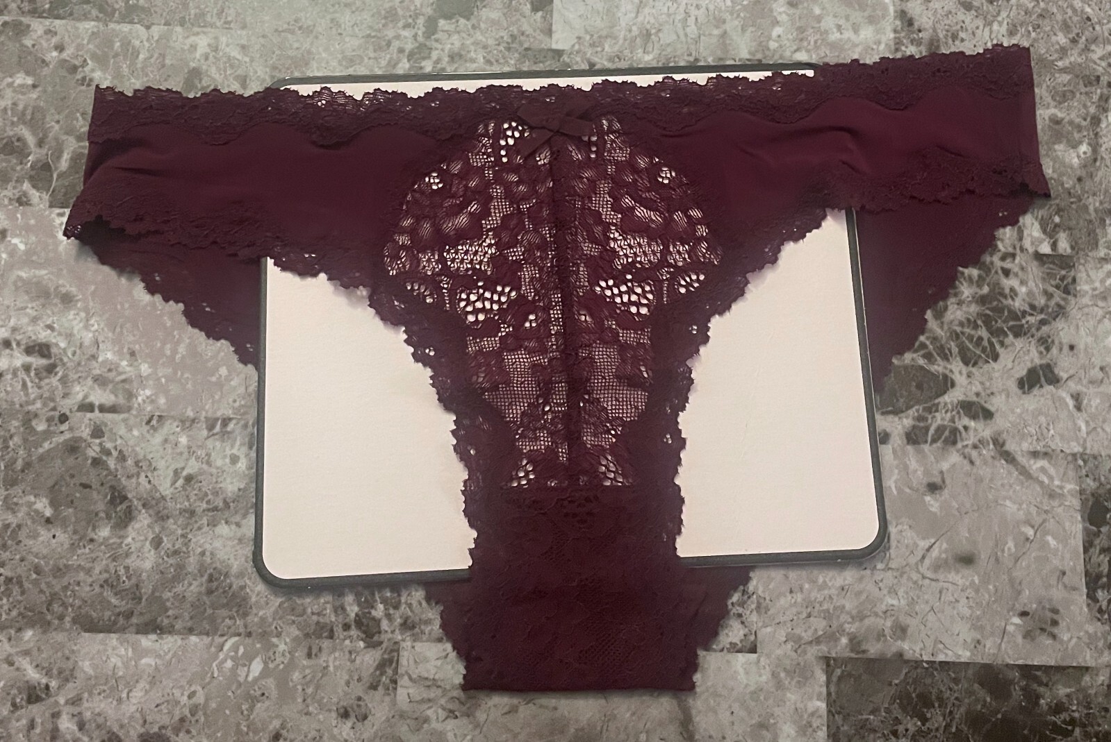 VICTORIA’S SECRET DREAM ANGELS L MAROON SMOOTH FLORAL LACE RARE CHEEKINI PANTIES