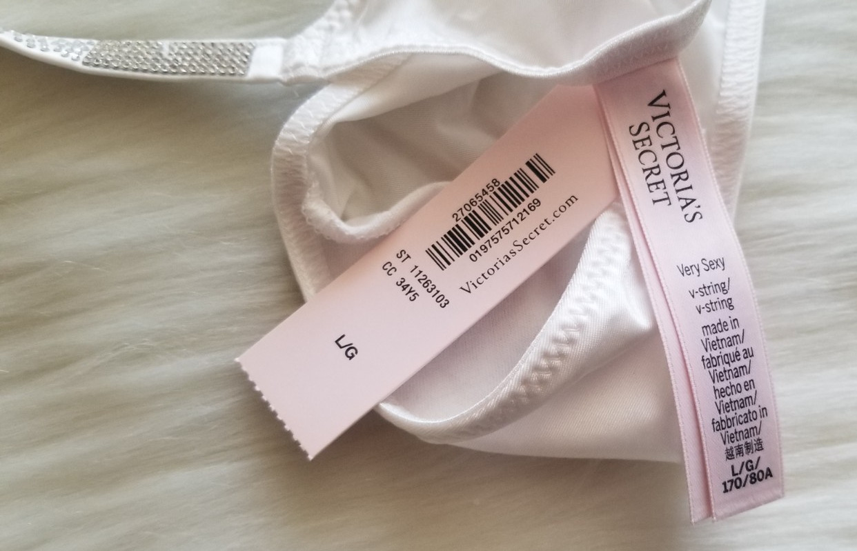 VICTORIA’S SECRET SCATTERED SHINE STRAP SMOOTH V-STRING PANTY COCONUT WHITE LARG