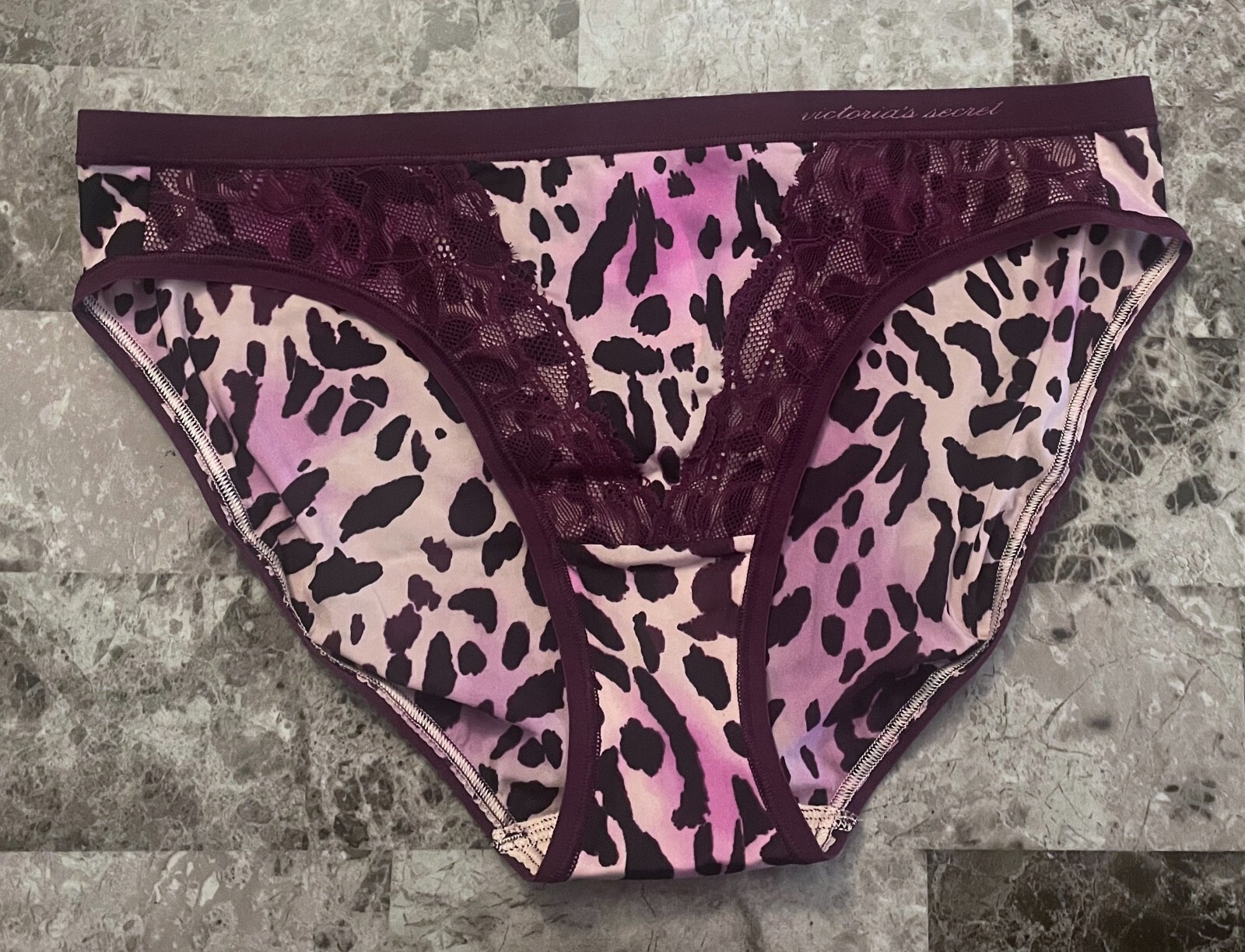 VICTORIA’S SECRET M PURPLE SMOOTH THIN LEOPARD LACE VINTAGE RARE BIKINI PANTIES