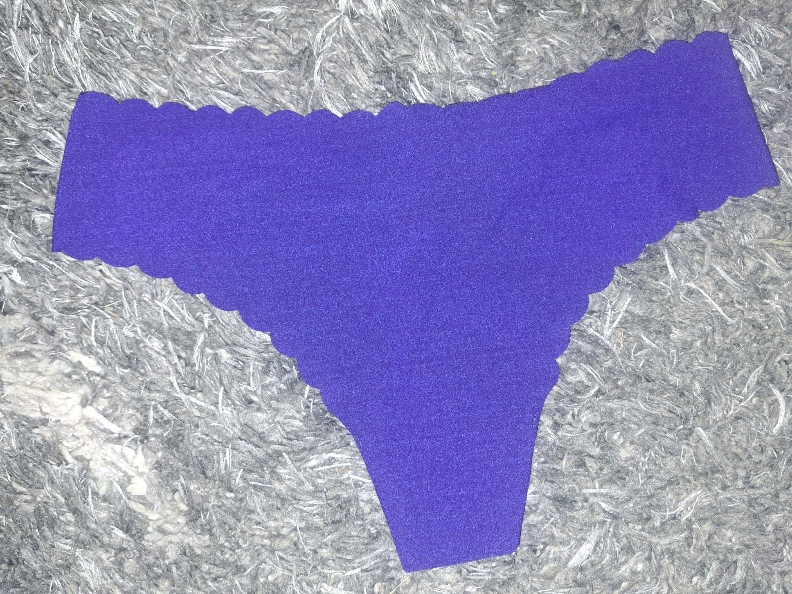 NeW VS no show scalloped thong Panty Size Large Deep Purple