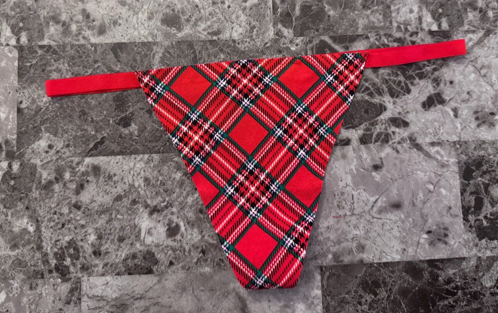 NWT VICTORIA’S SECRET PINK RED GREEN PLAID BONDED EDGE NO SHOW V STRING PANTIES