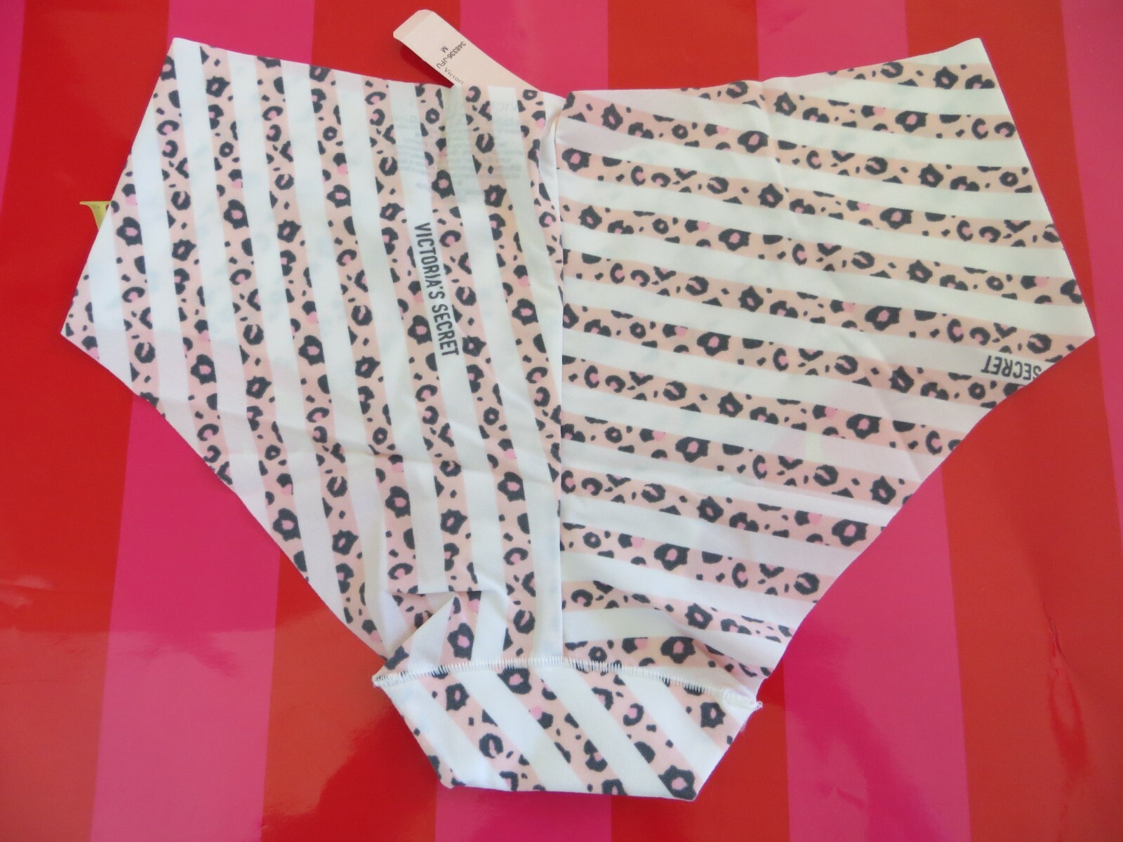 NWT – Victoria Secret – No Show Seamless Hiphugger – pink white animal prints- M
