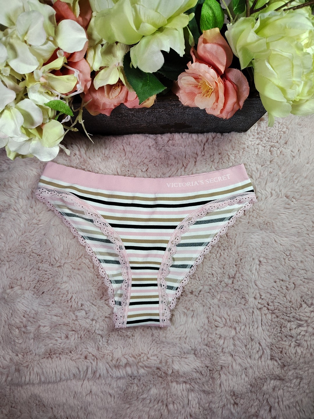 NWOT Victoria’s Secret Rushed Back Cheekini Panty Small