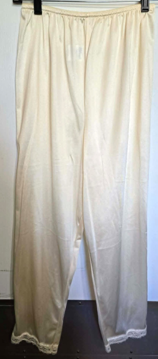 Velrose Nude Silky Nylon Pettipants Vintage Style SZ M Retro Sleek Feminine C400