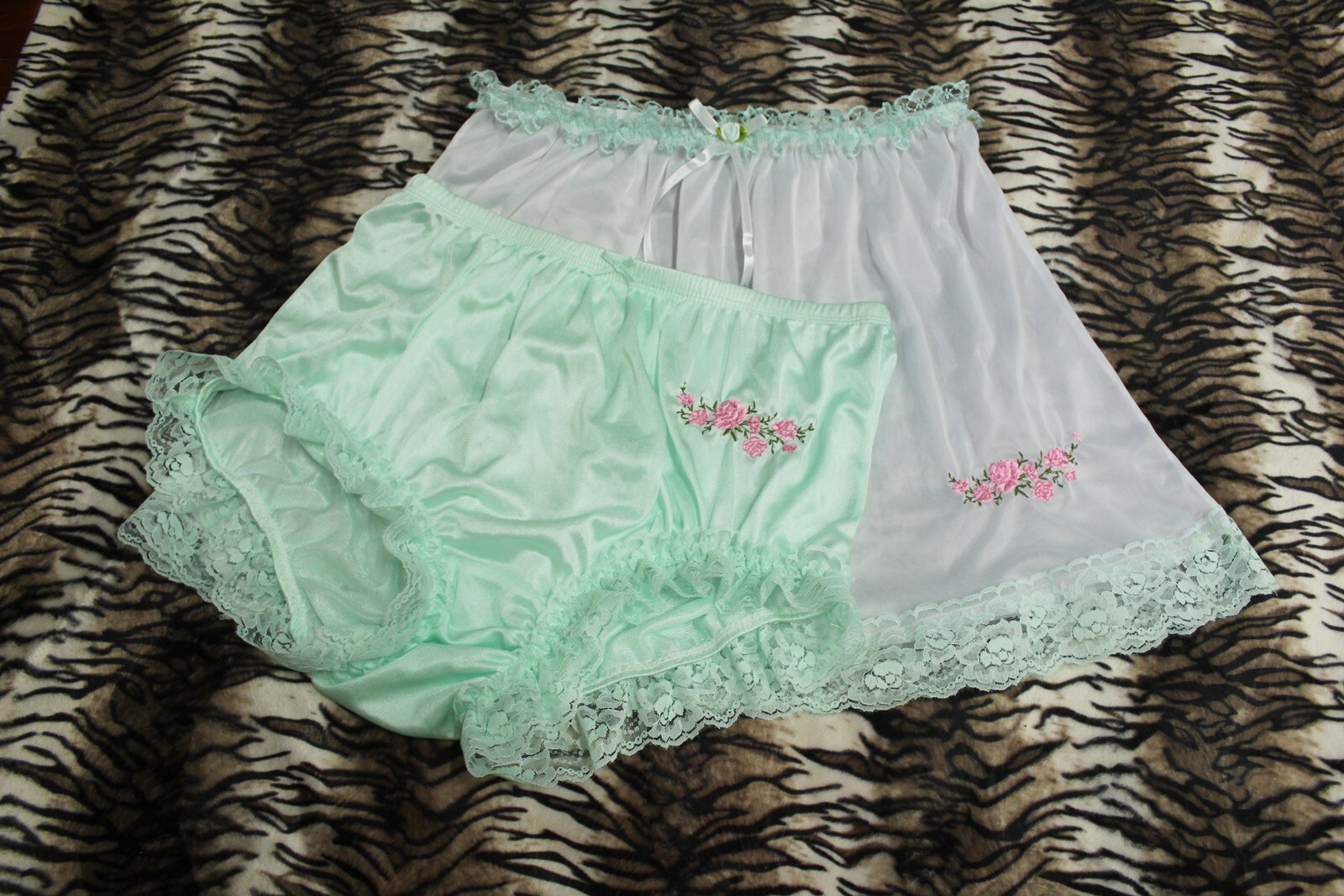 #A224 2XL/ElasticW.24-42″ Vintage Style Green Nylon Full Brief + White Half Slip