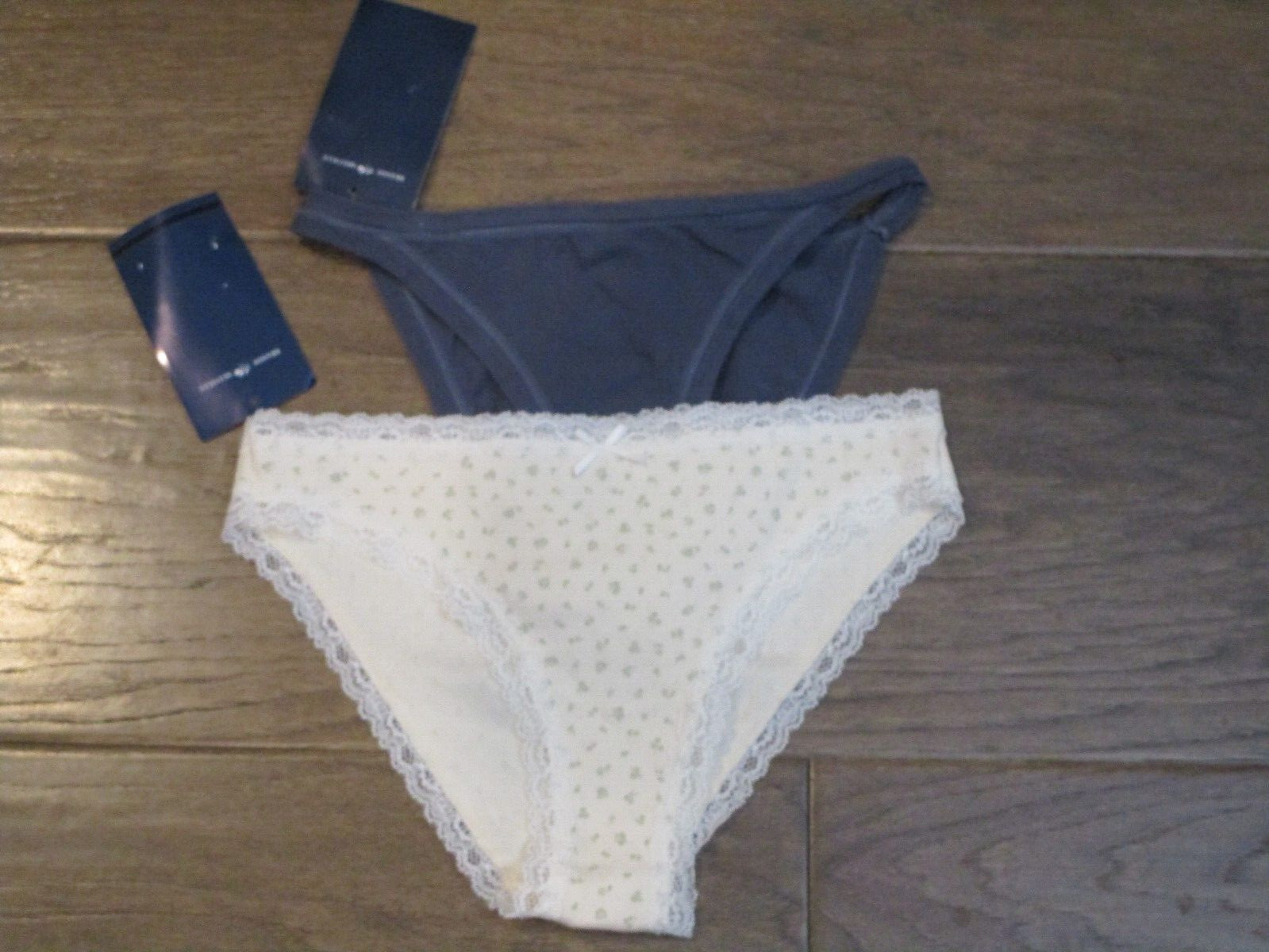 2 PAIRS BRANDY MELVILLE FLORAL EYELET + BLUE BASIC PANTIES SIZE XS/S