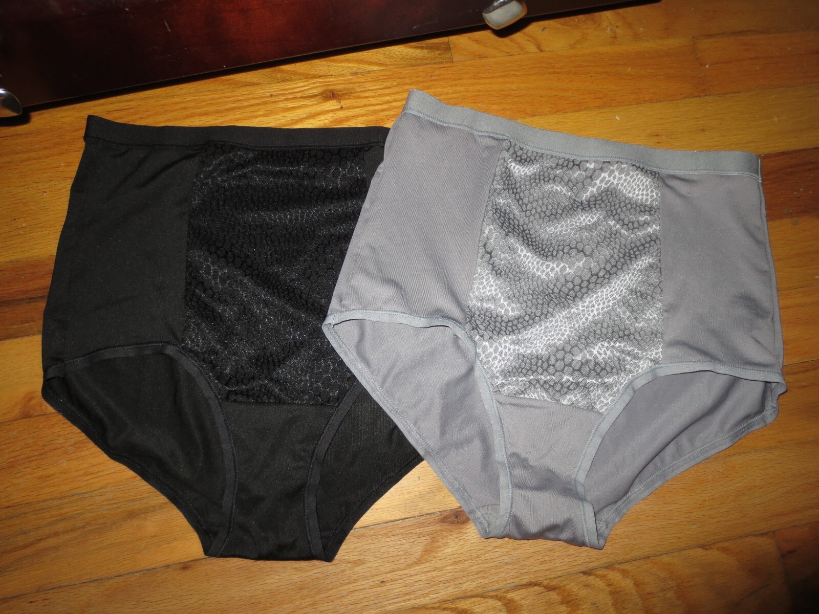 Women’s Warner’s 2 Pair Gray/Black Brief Panties Size S/P NWOT