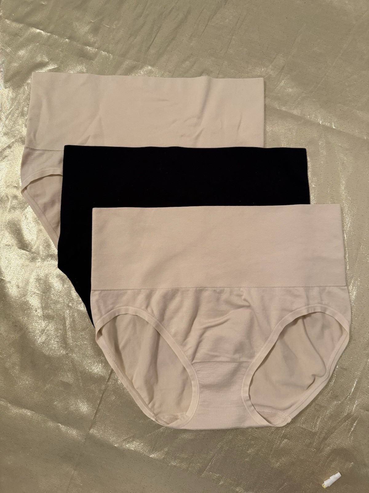 NEW 3 Pack Yummie Seamless Shaping Briefs Two Beige One Black Size Medium-Large